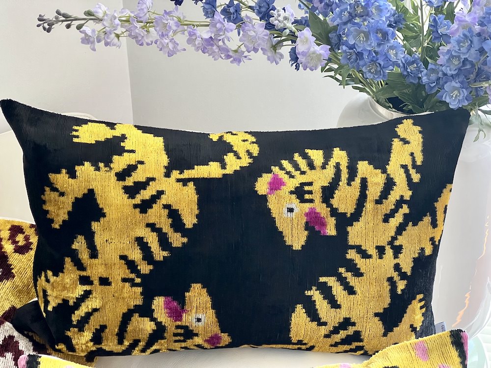 kissen-tiger-schwarz-gelb-seidensamt