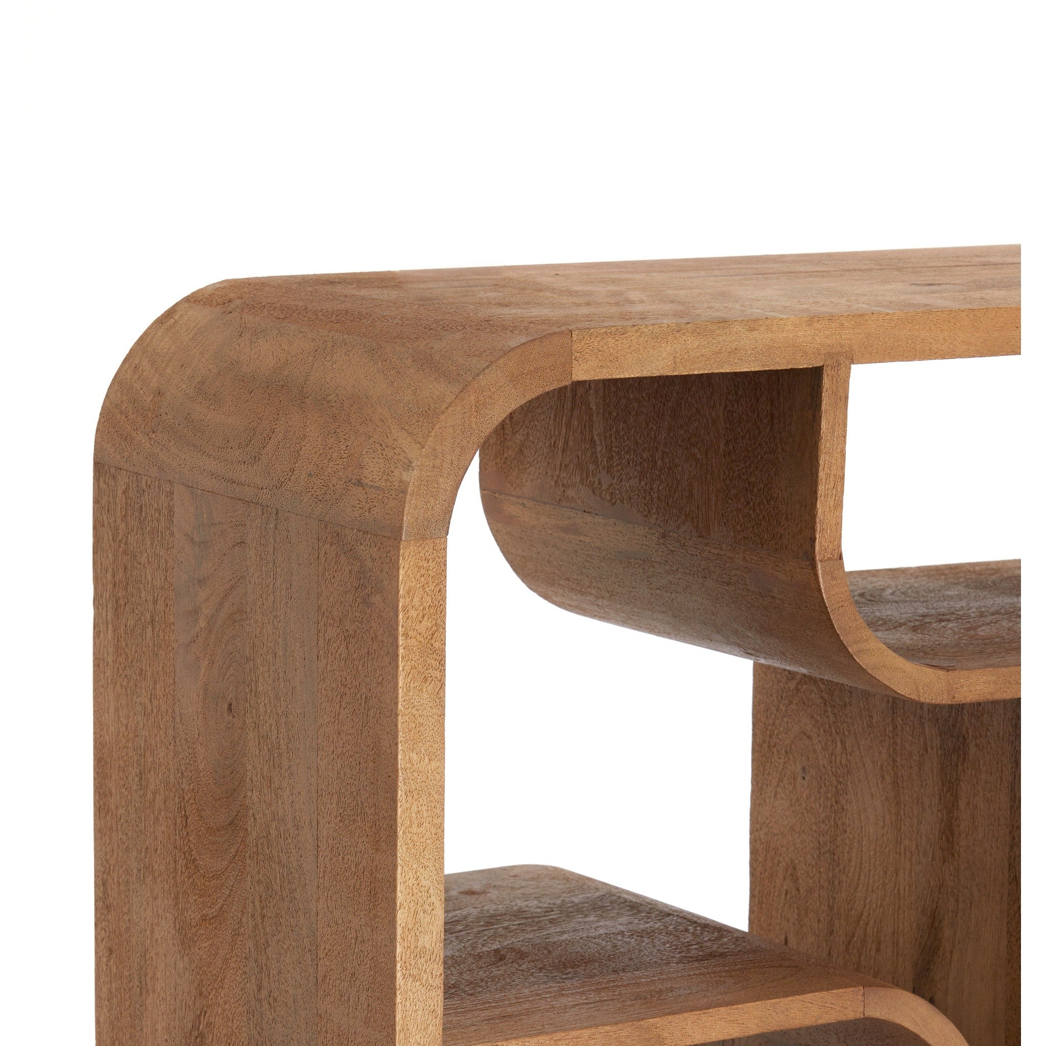 Stilvolles Standregal als warmtoniger Blickfang