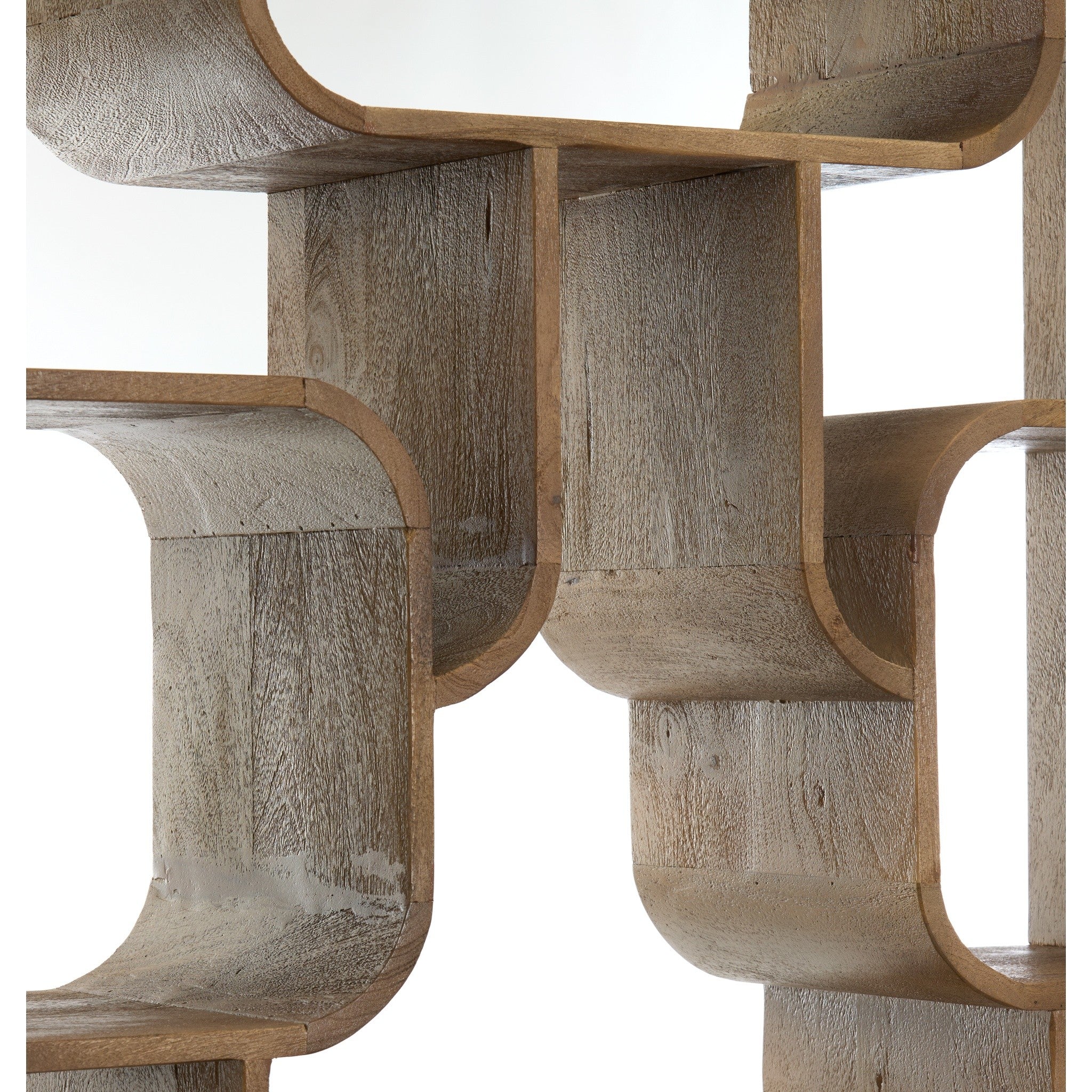 Dekoratives Eisenregal mit offenen Formen und markanter Struktur