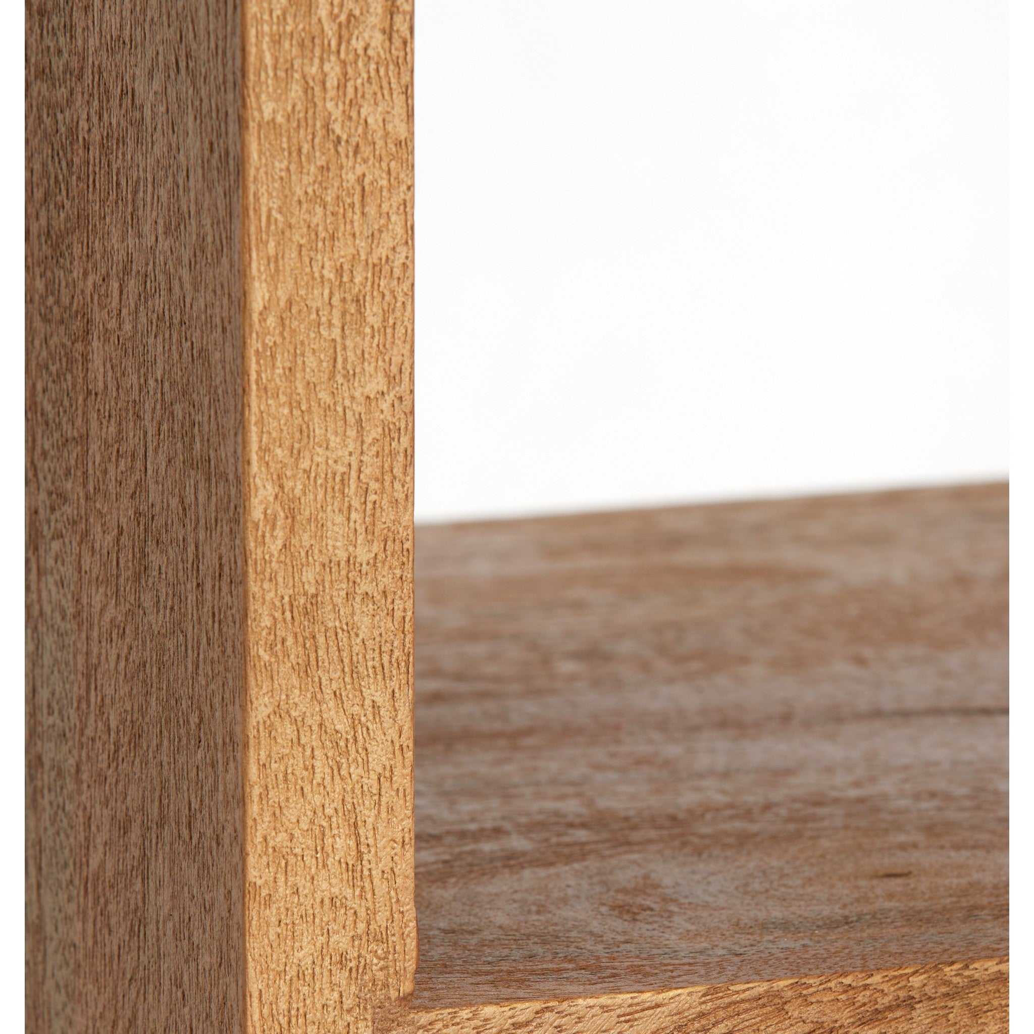 Hellbraunes Designregal für Bücher und Dekoobjekte