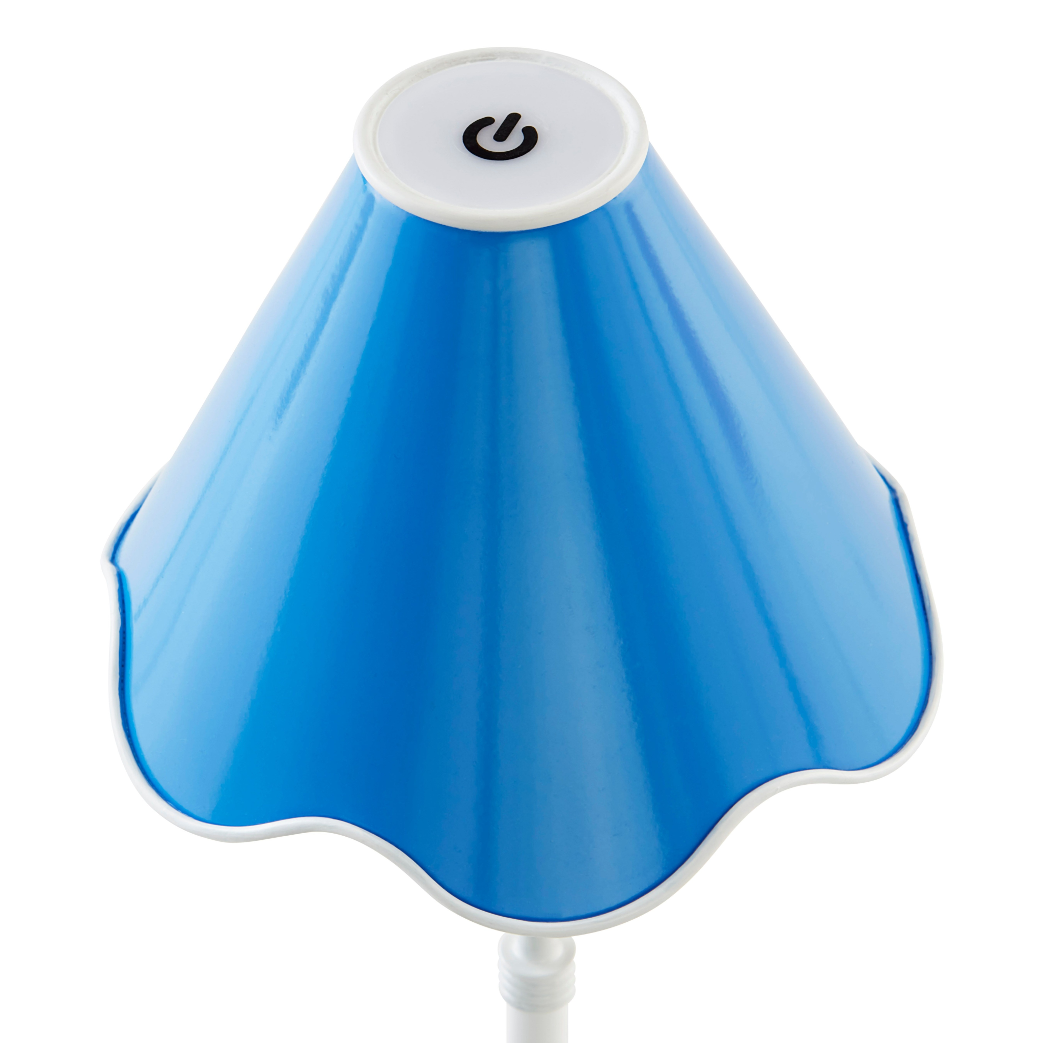 Wellenförmiger Lampenschirm in Blau mit stilvollem weißen Rand.