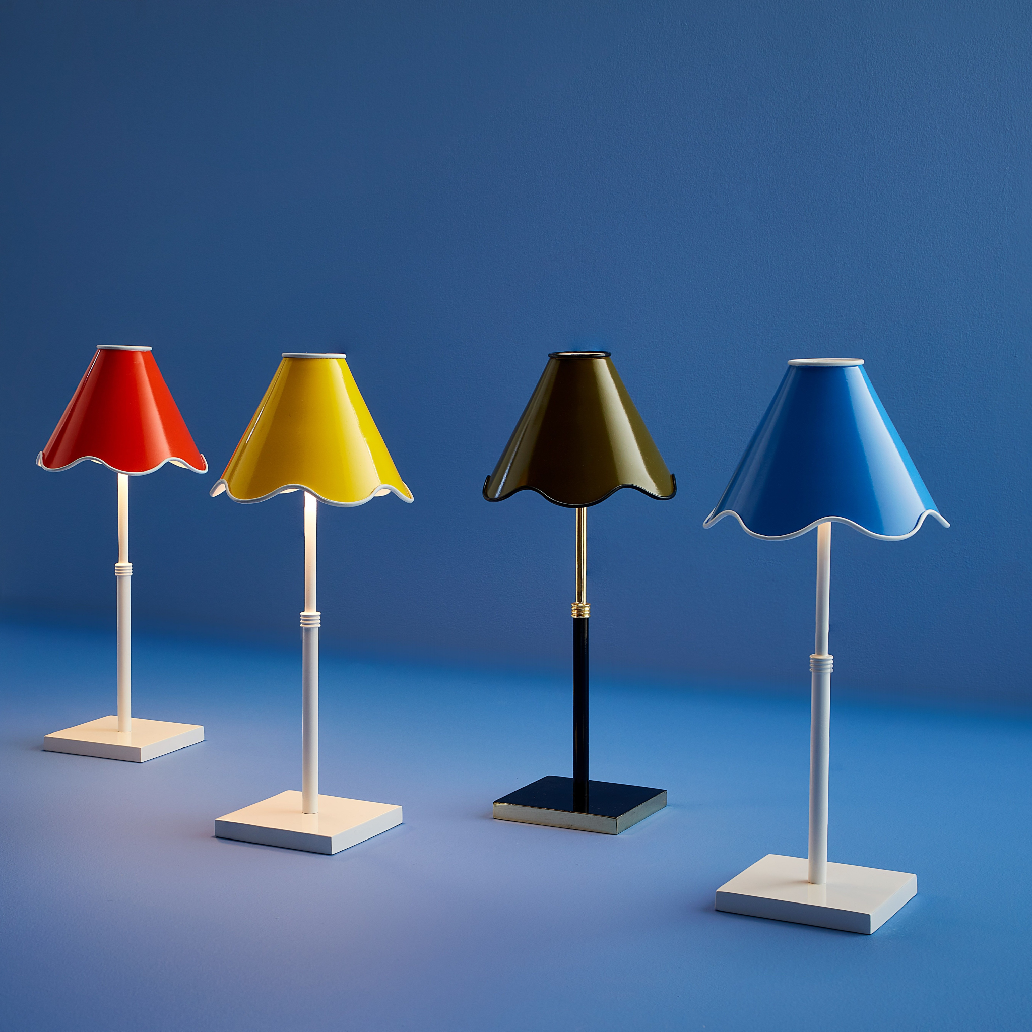 Elegante LED-Tischleuchte mit wiederaufladbarem Akku auf Holztisch.