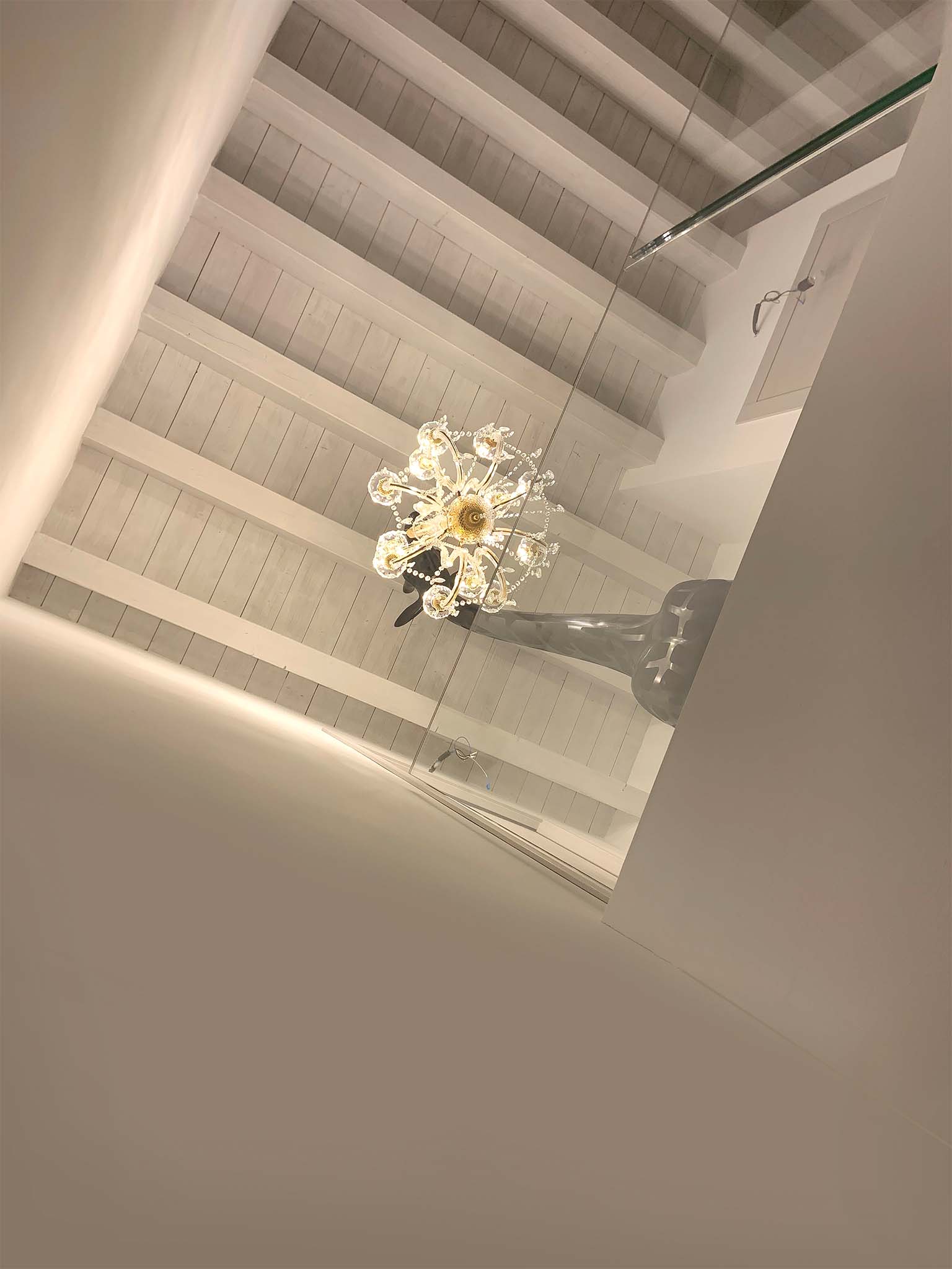Stehleuchte GIRAFFE IN LOVE INDOOR im Wohnraum Sicht von unterhalb der Giraffe