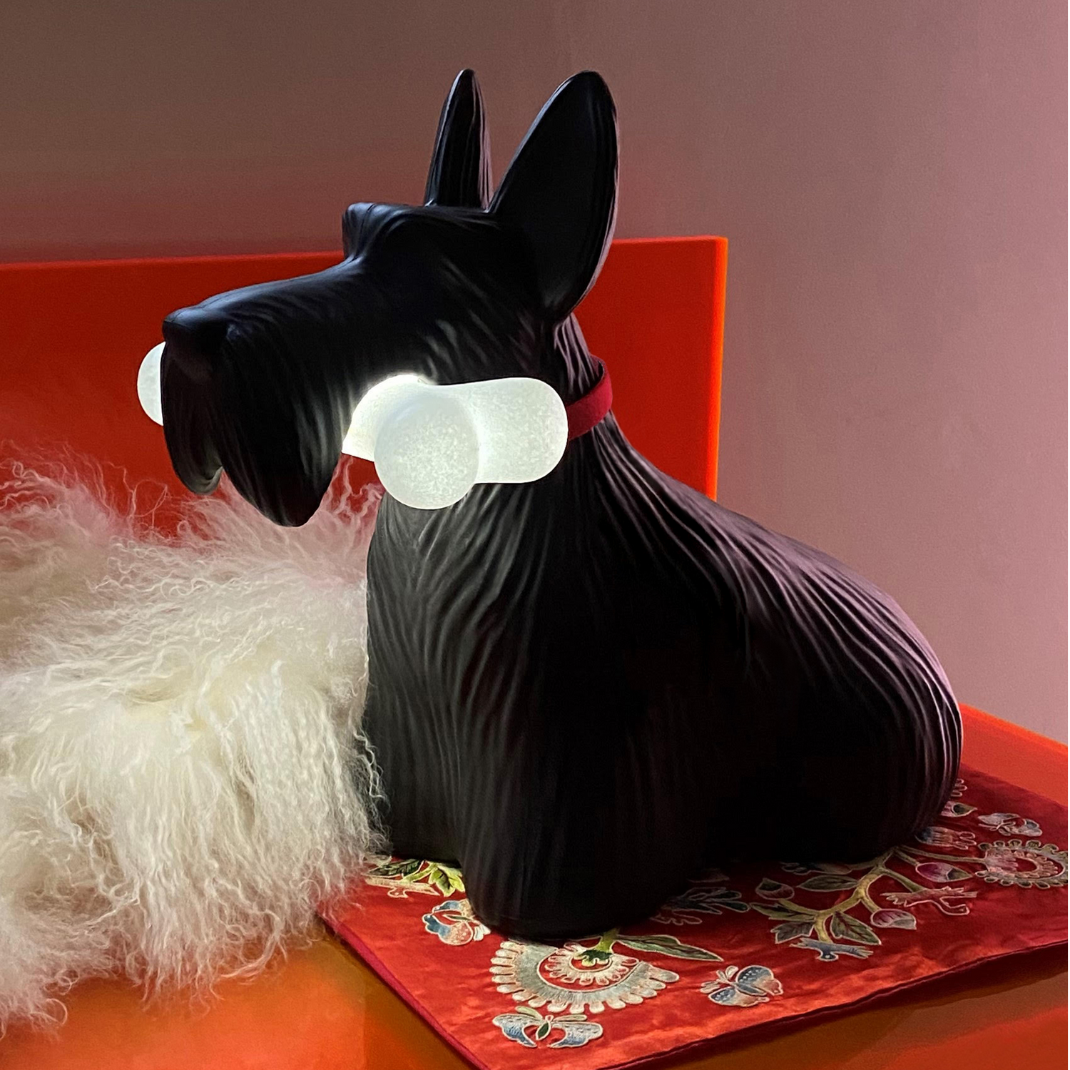 Beleuchtete SCOTTIE Leuchte als dekoratives Highlight in dunklem Kunststoff