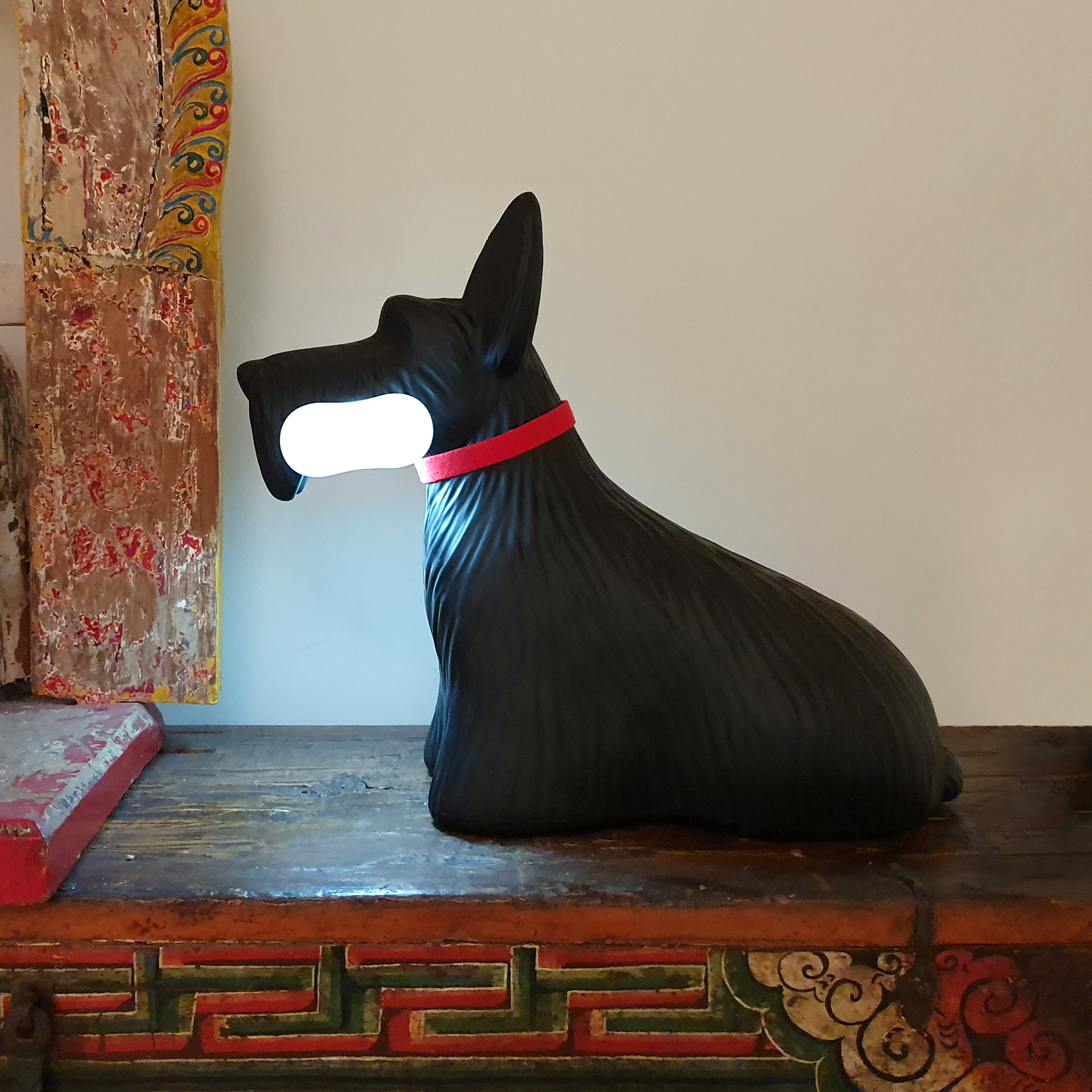 Künstlerisch gestaltete SCOTTIE Leuchte in Schwarz, minimalistisch und funktional mit dimmbarer LED