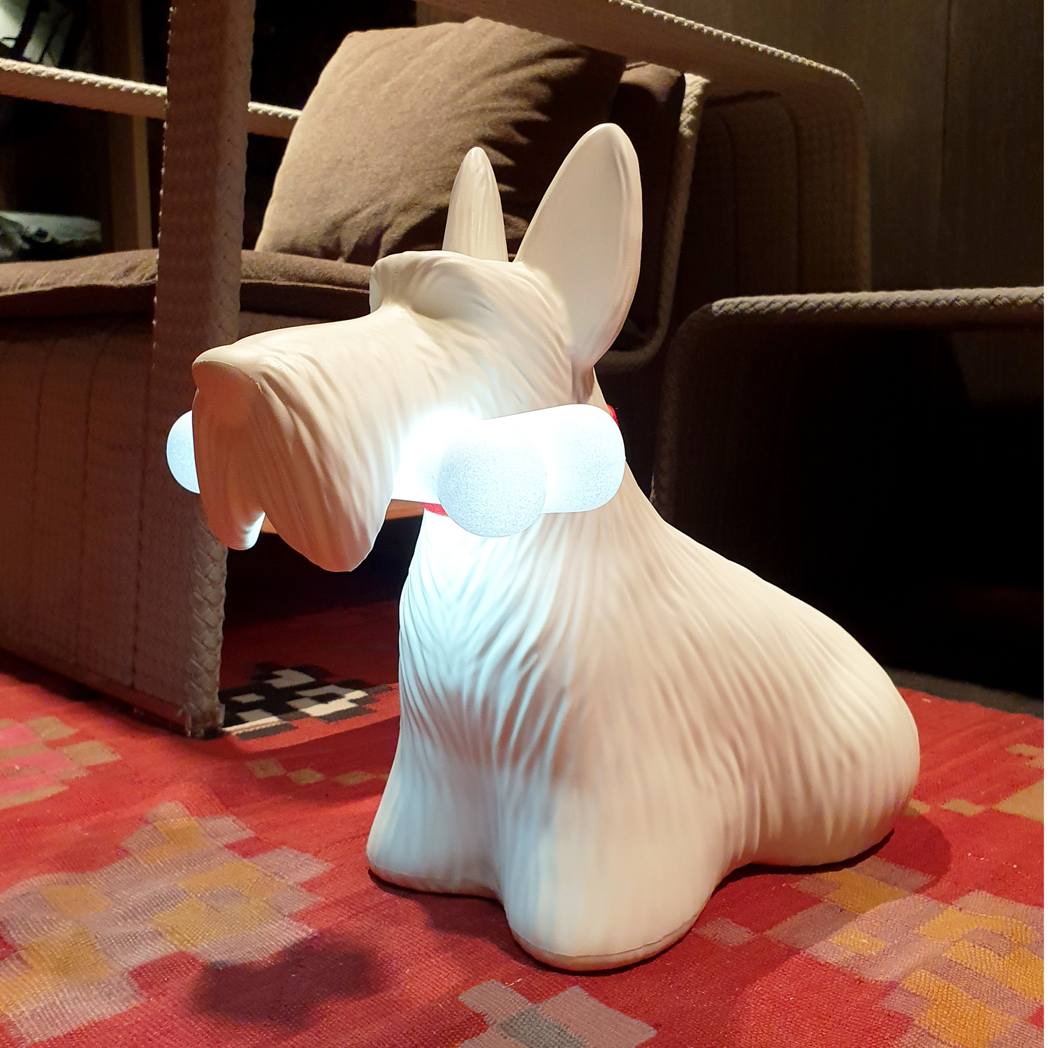 Weiße SCOTTIE Figur als verspielte Lichtquelle – minimalistisch und ausdrucksstark