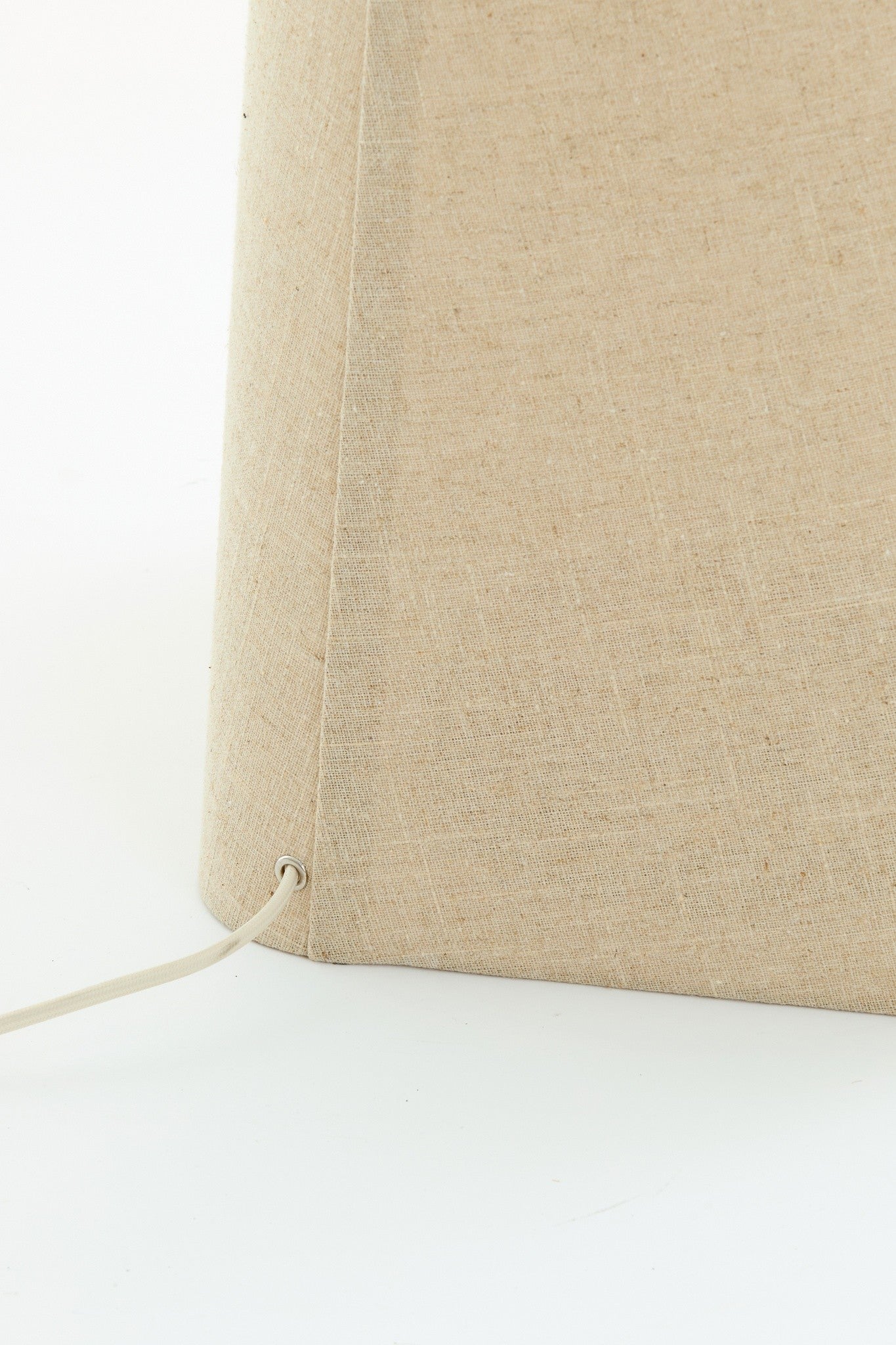 Braune MIKKO Stehleuchte mit Leinenbezug und E27-Fassung