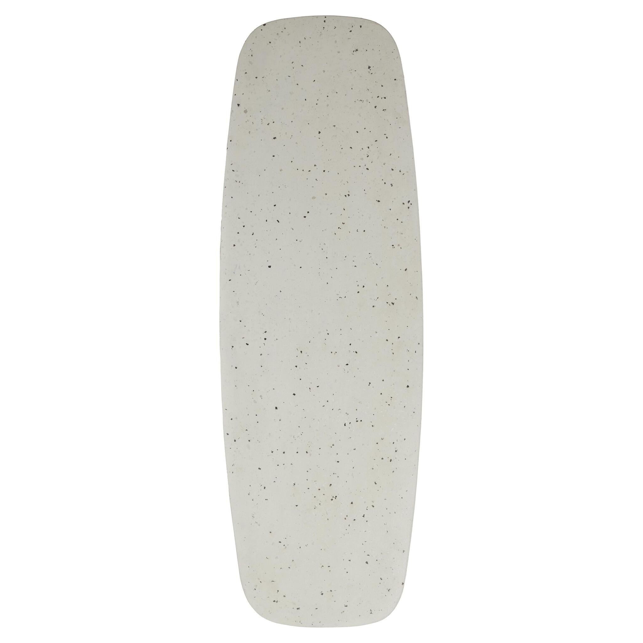 Weißer Tisch mit architektonischer Silhouette