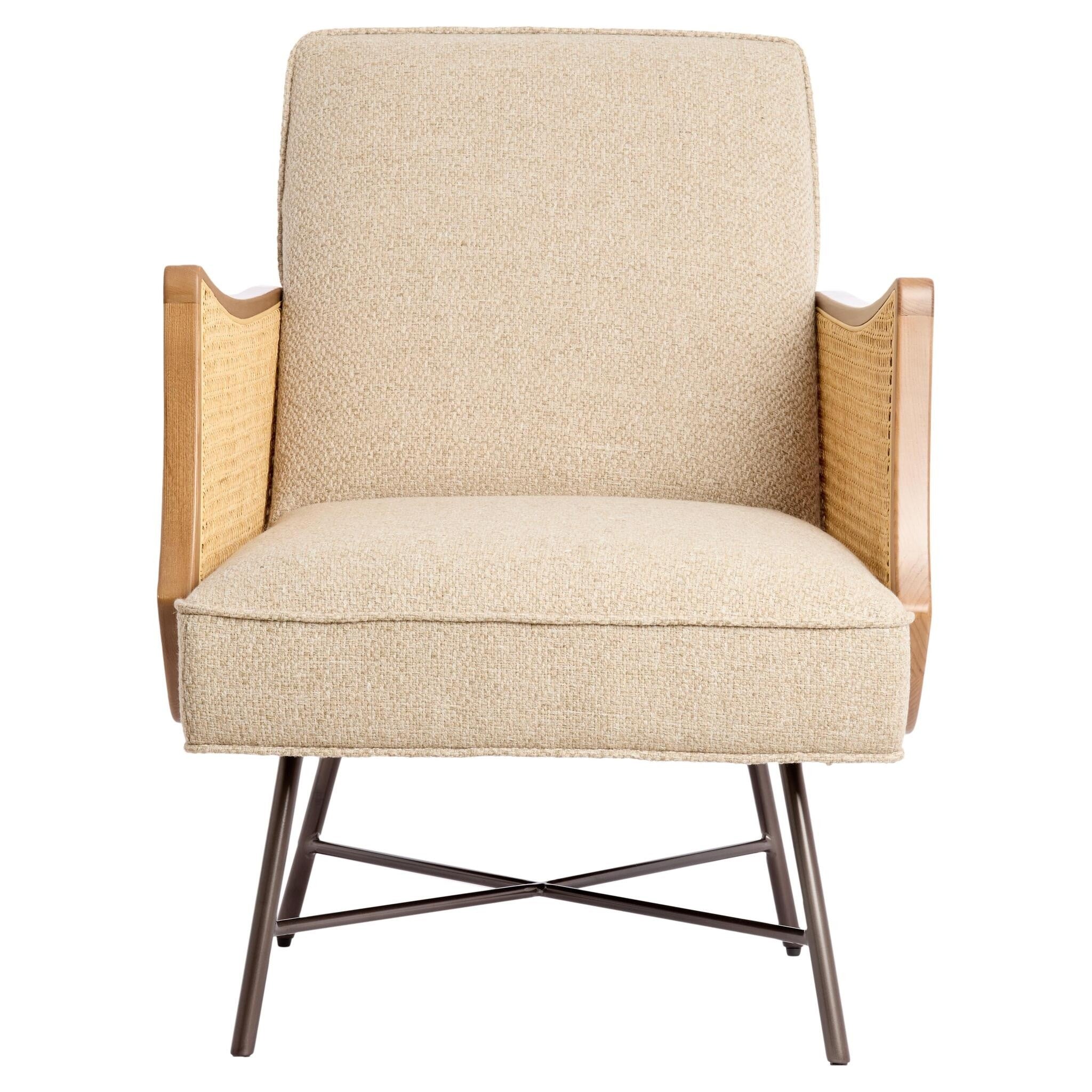 Beiger Loungesessel mit seitlichem Rattangeflecht und Metallgestell