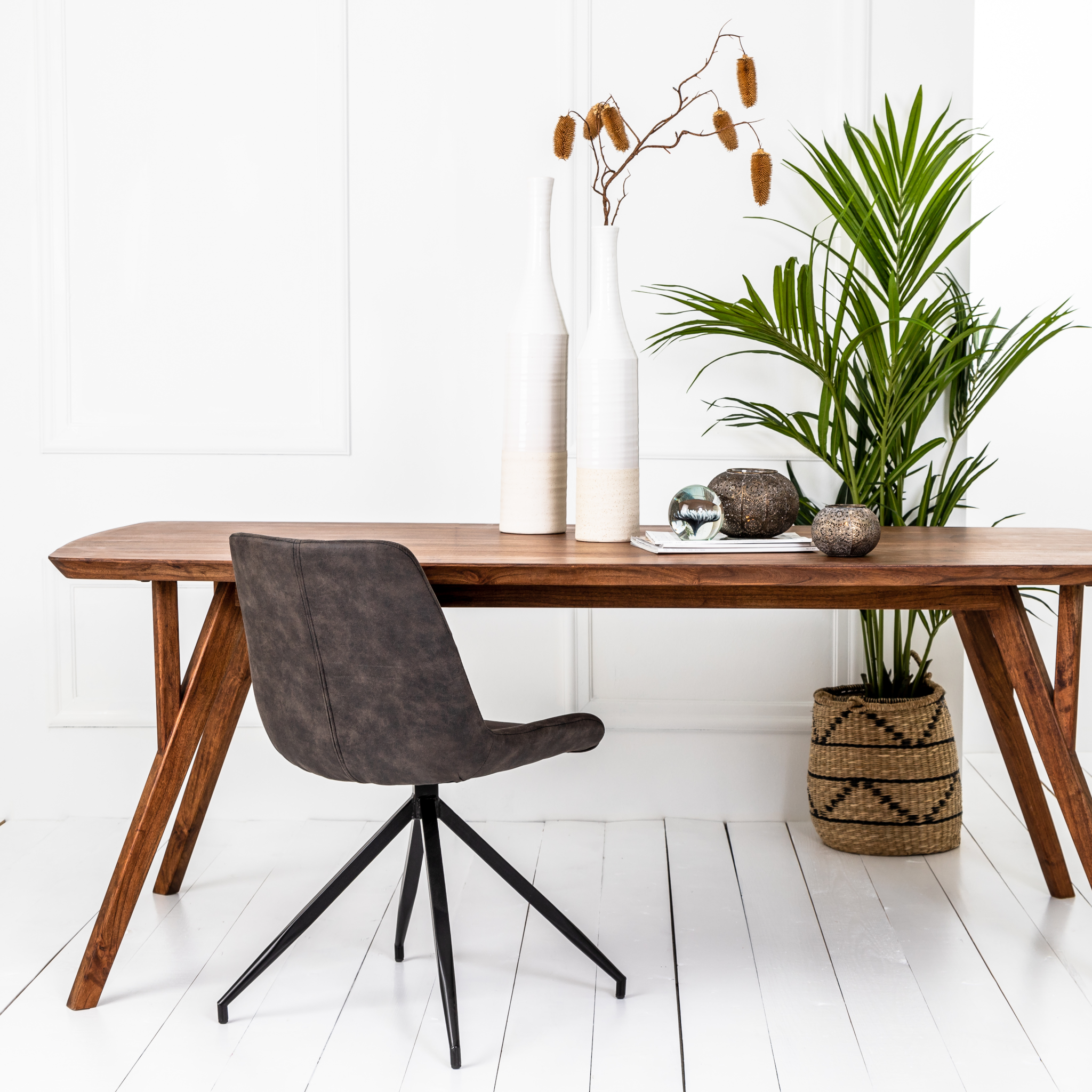 Moderner Holztisch für Esszimmer mit natürlicher Maserung
