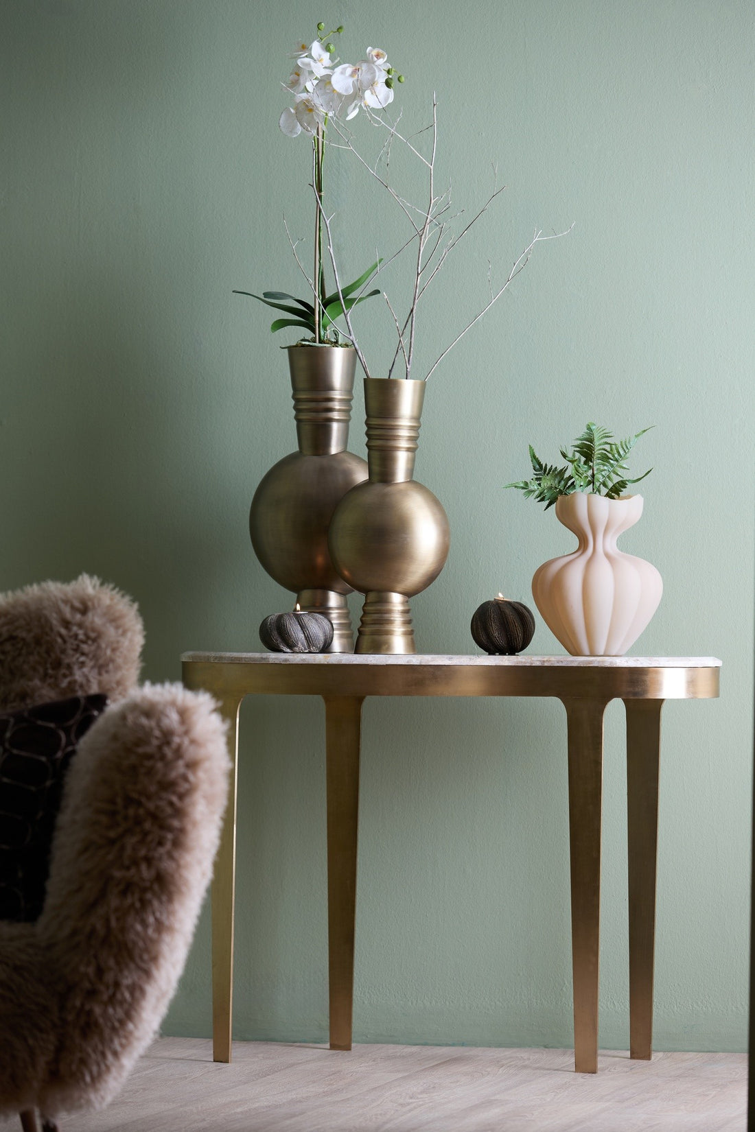 Eleganter Flurtisch mit schlanken Metallbeinen