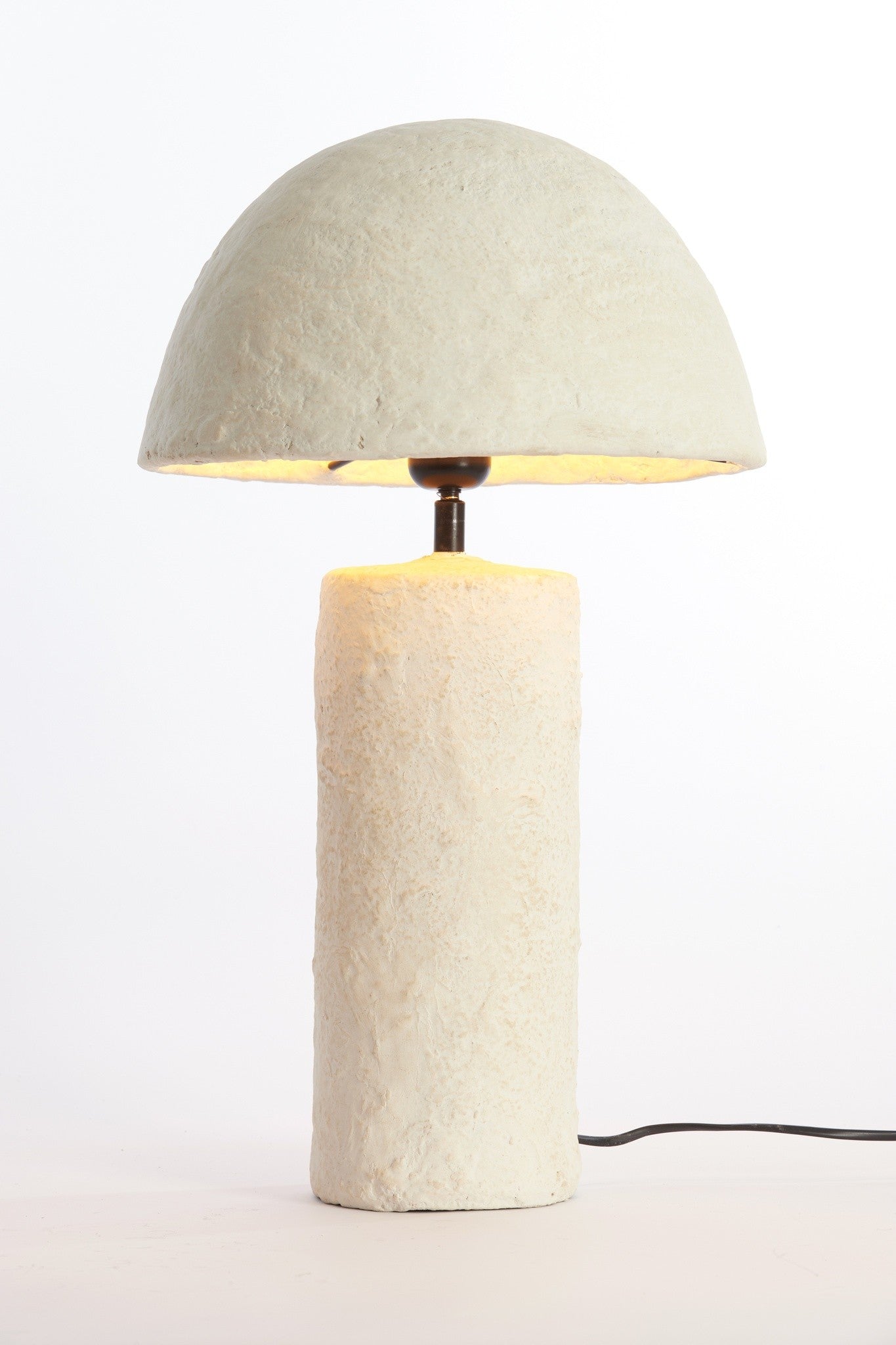 Moderne Tischleuchte aus Papiermaché in warmer Crème-Farbe