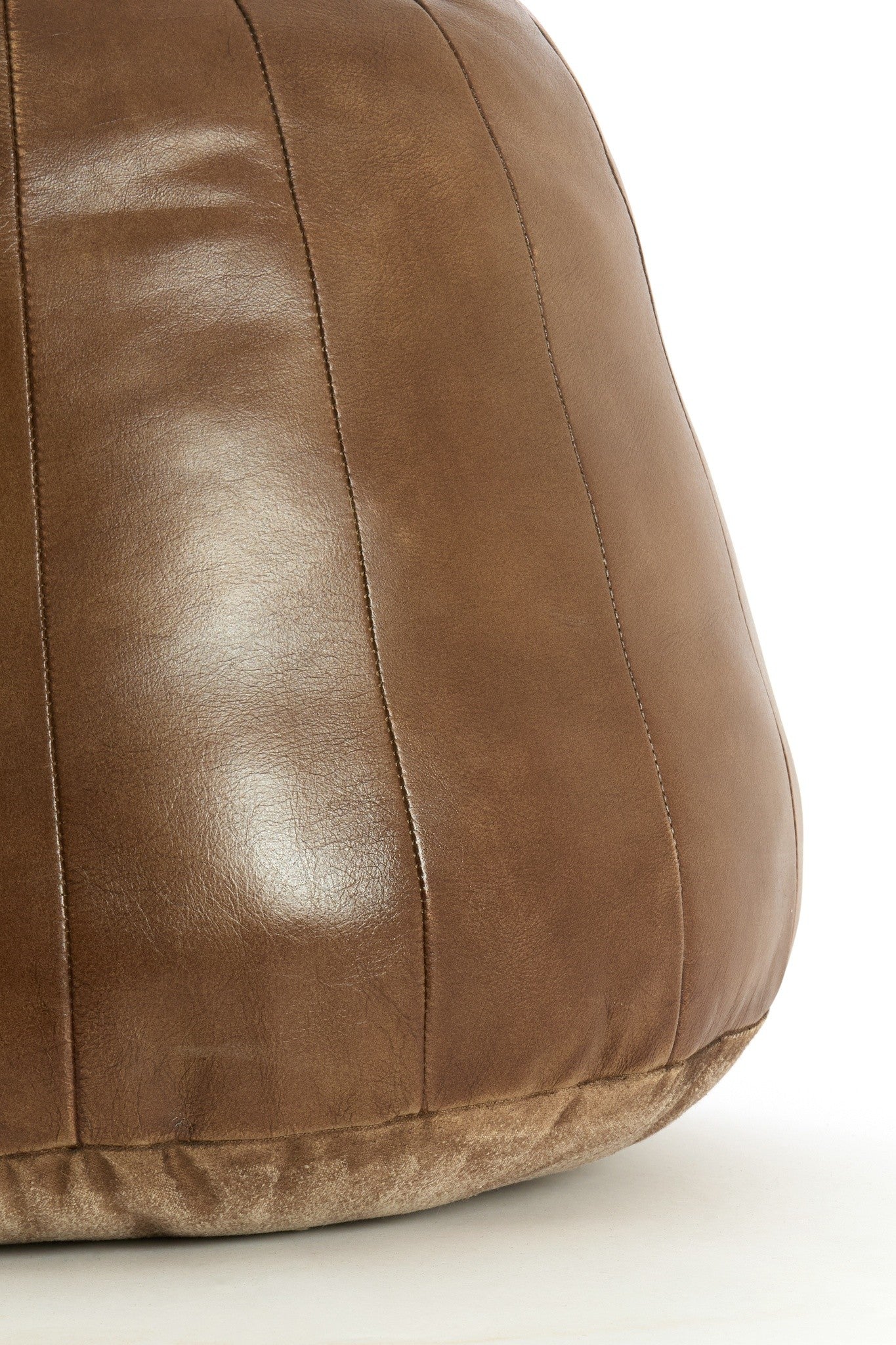 Sitzpouf aus Leder in natürlichem Braunton von Light & Living