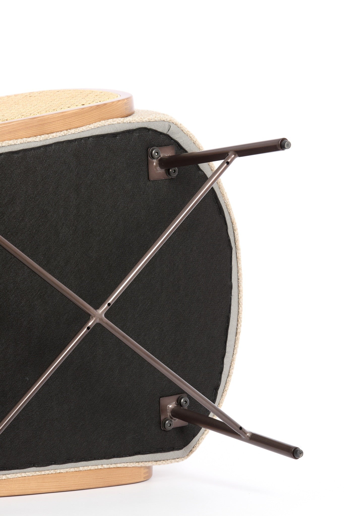 Sessel in Beige mit dekorativem Seitenteil aus Rattan