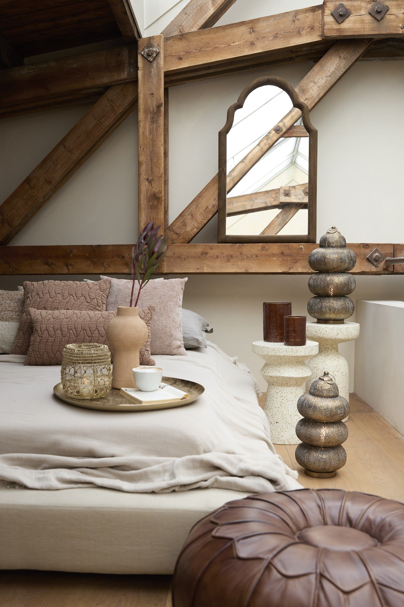 Leder Sitzpouf in warmem Braun mit weicher Polsterung