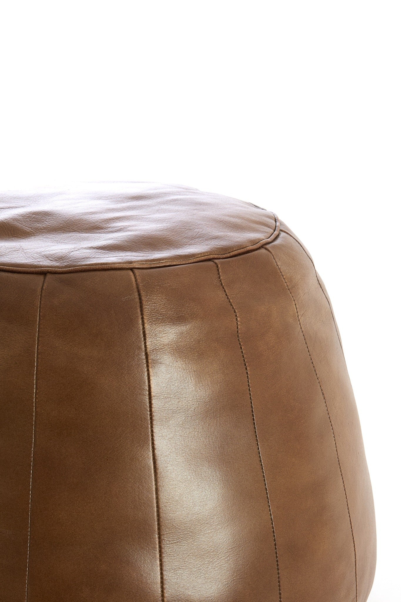 Rundes Sitzmöbel aus Leder mit strukturierter Oberfläche
