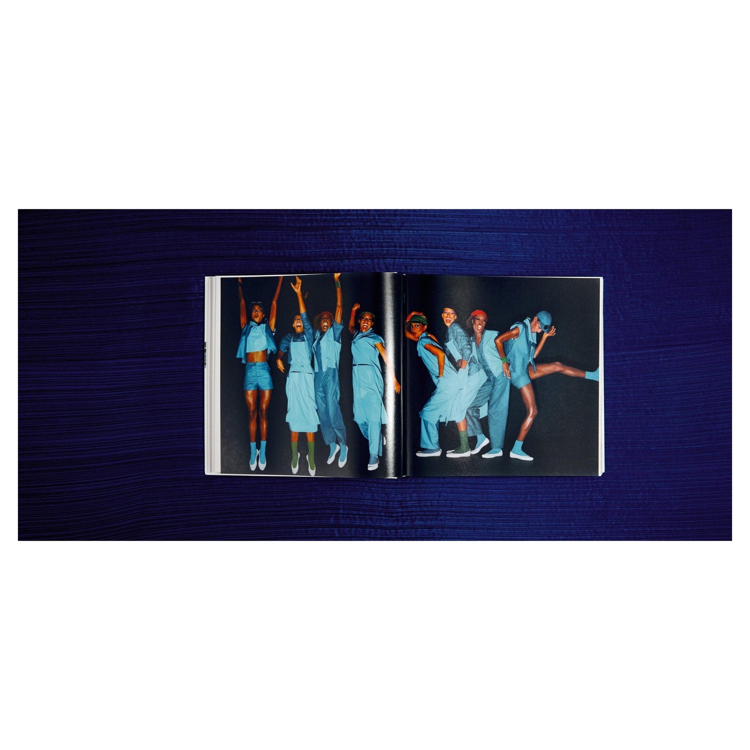 Ikonische Miyake Pleats und Body Series Designs präsentiert im Issey Miyake Bildband