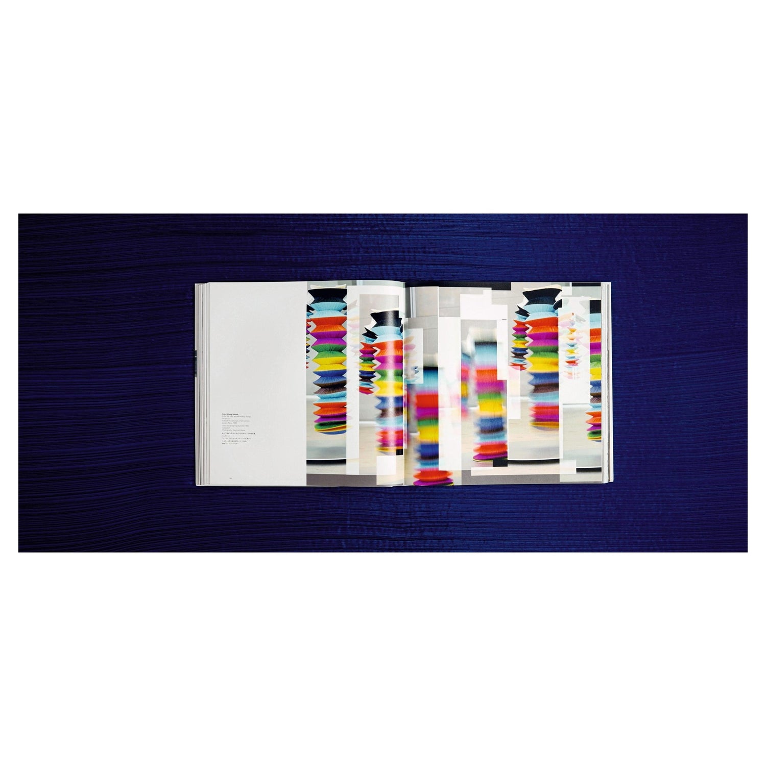 Detailansicht der exklusiv gestalteten Büchertasche von Issey Miyakes Reality Lab