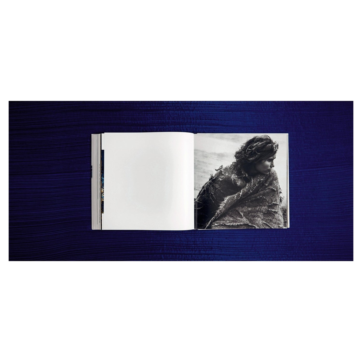 Detailaufnahme der ISSEY MIYAKE Buchseiten