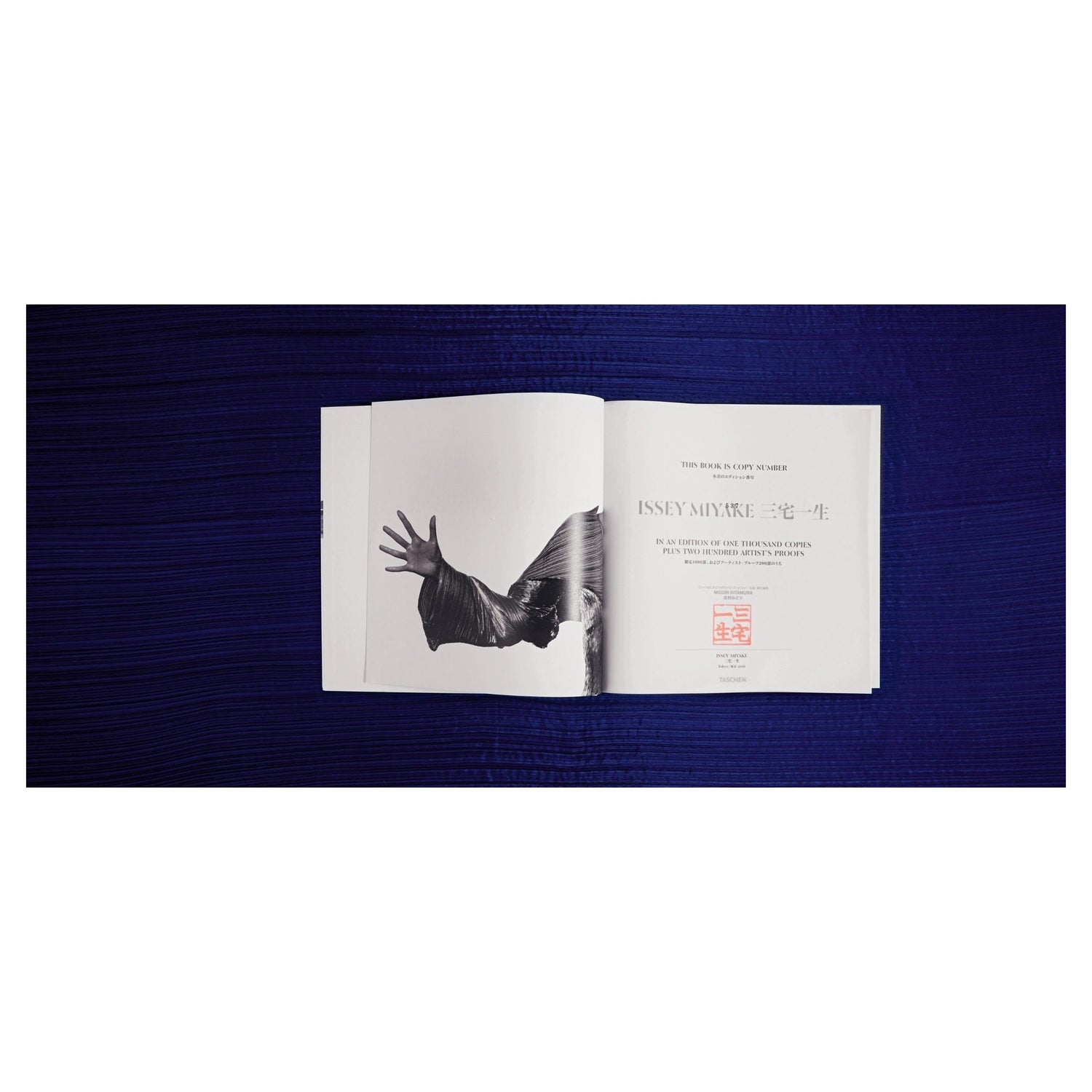 Limitierte Edition mit nummeriertem Signaturstempel von Issey Miyake