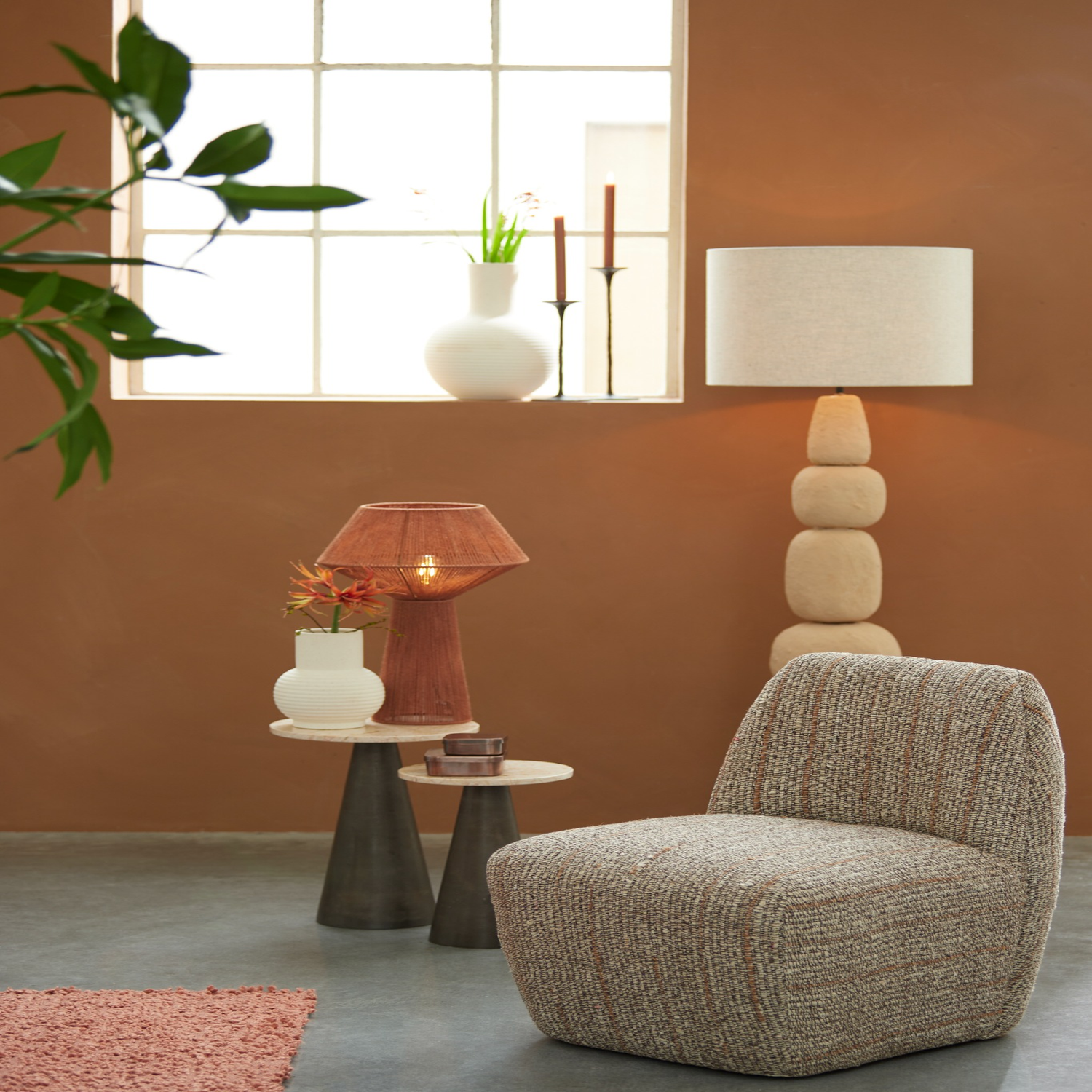 AMORI Loungesessel im Wohnzimmer, dekorative Umgebung