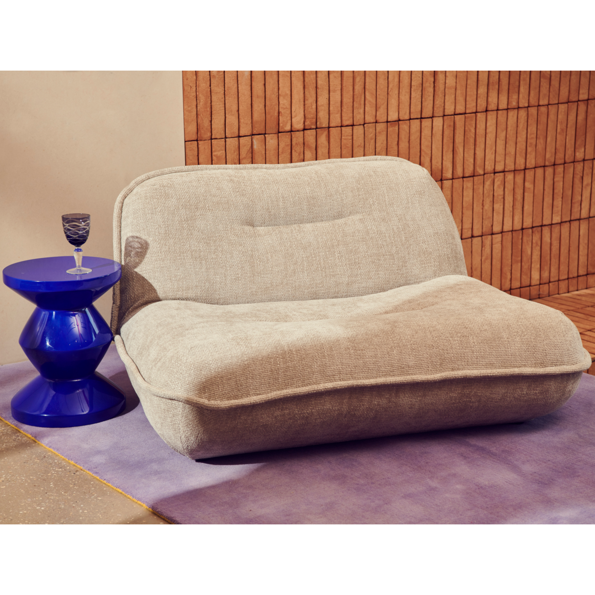 Weißer Pols Potten Puff Love Seat in einem modernen Wohnzimmer