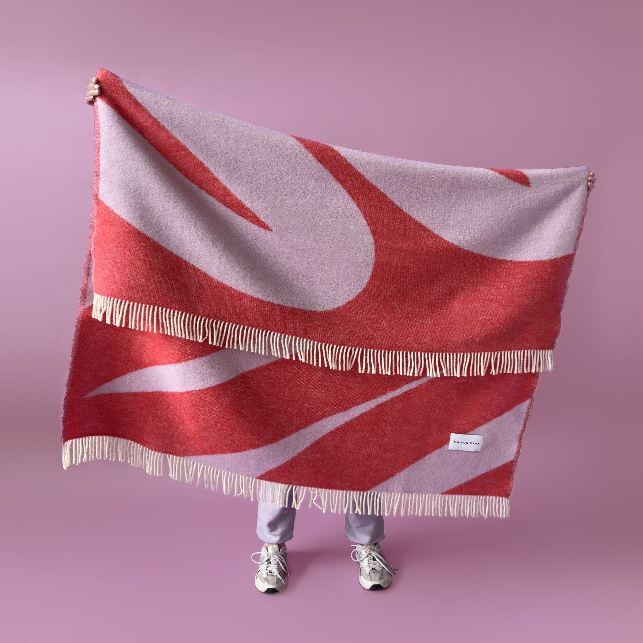 Weiche Wolldecke mit Jacquardstruktur und Fransen in Lila und Rot