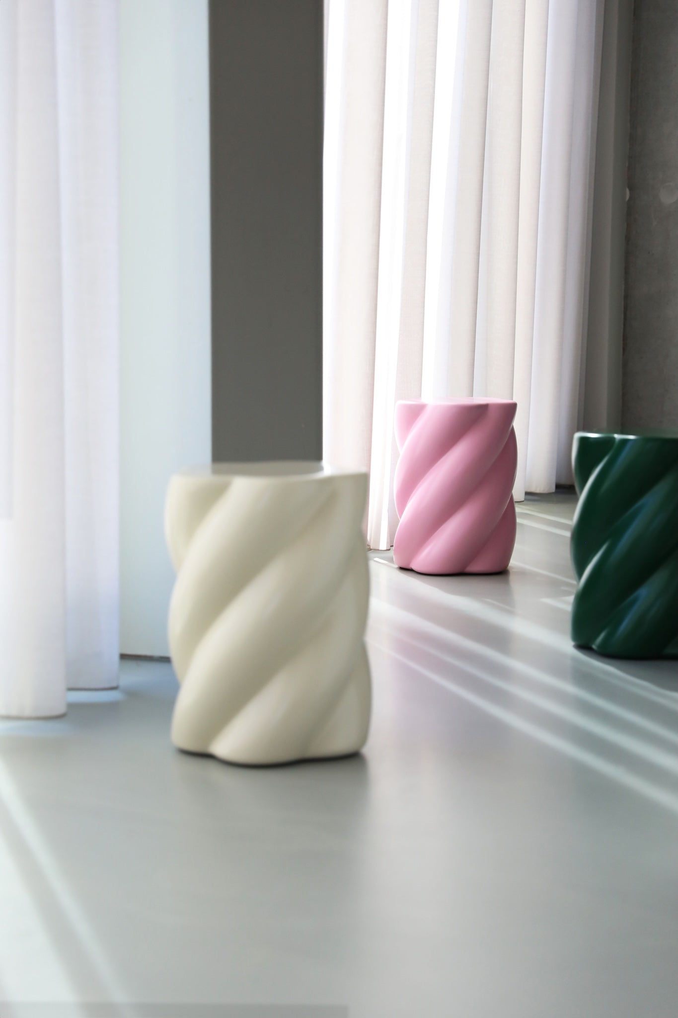 off-white Hocker in Form von einem Marshmallow von &k Amsterdam