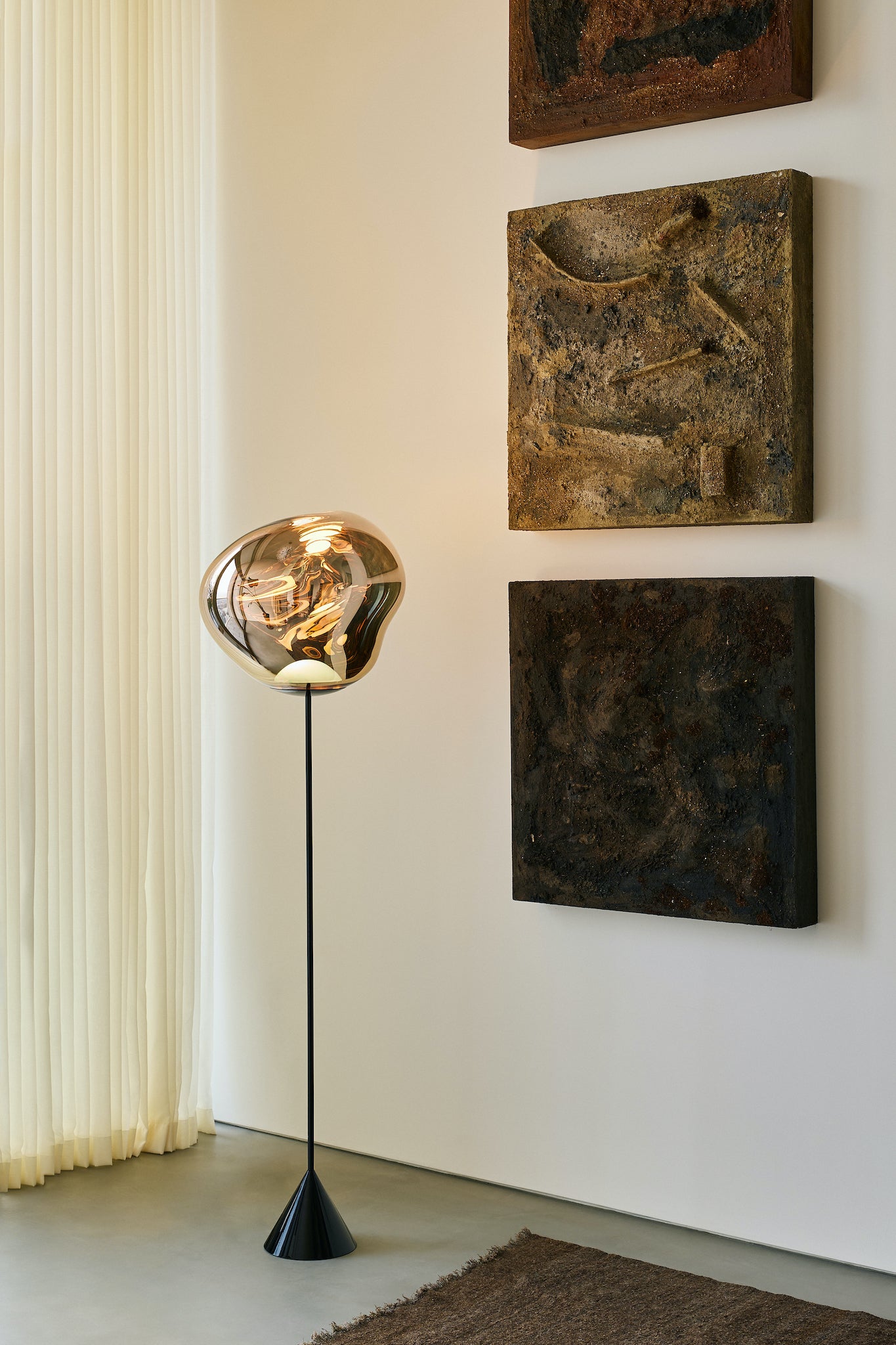 skulpturale Stehlampe - Melt Cone Slim Floor Light in Gold Polished Polycarbonate