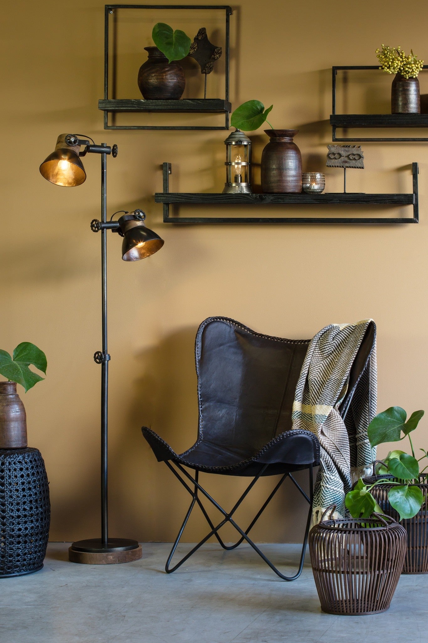 Elegante Zink-Stehleuchte JODY mit Holzdetails