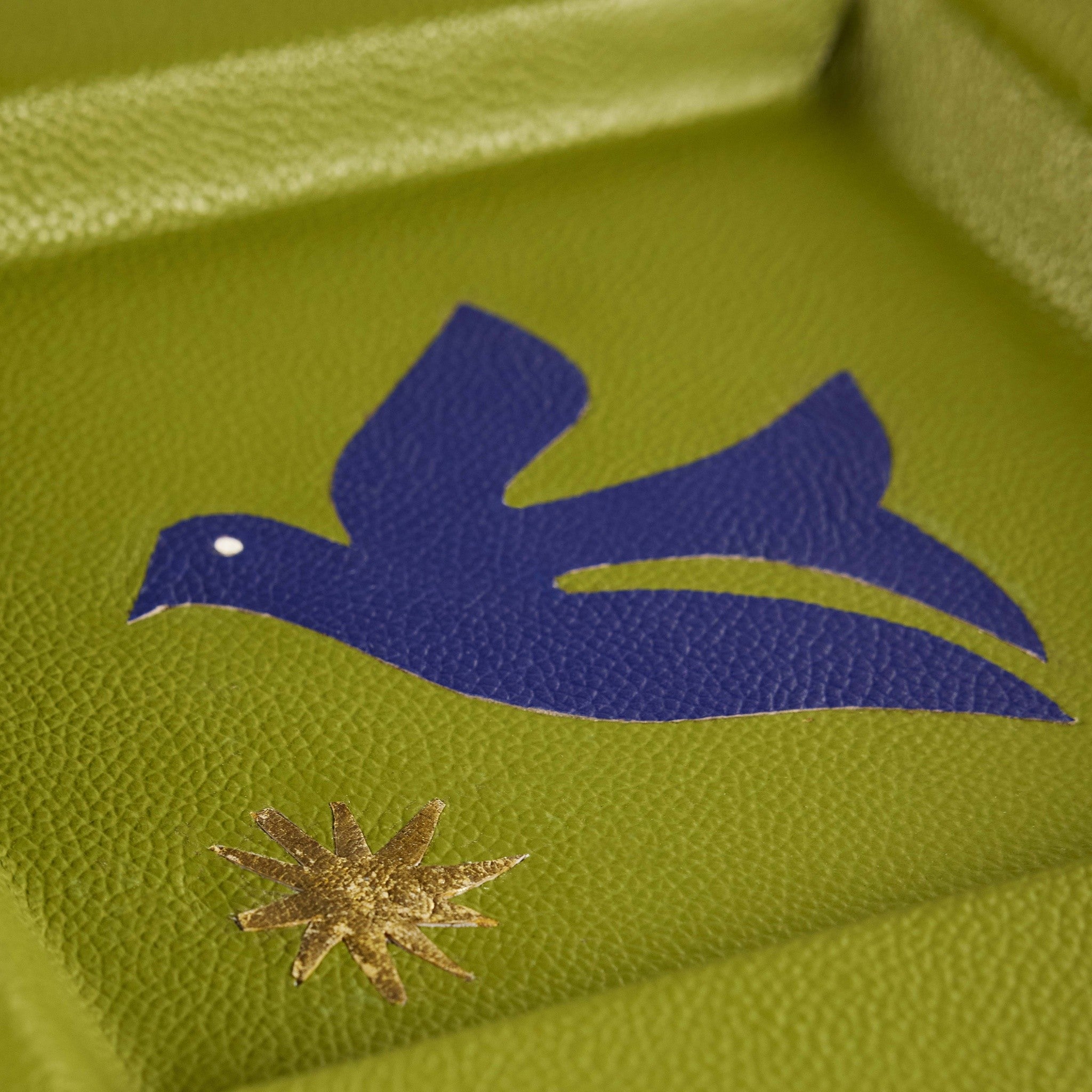 Modernes Leder-Tablett mit goldenen Metallic-Details