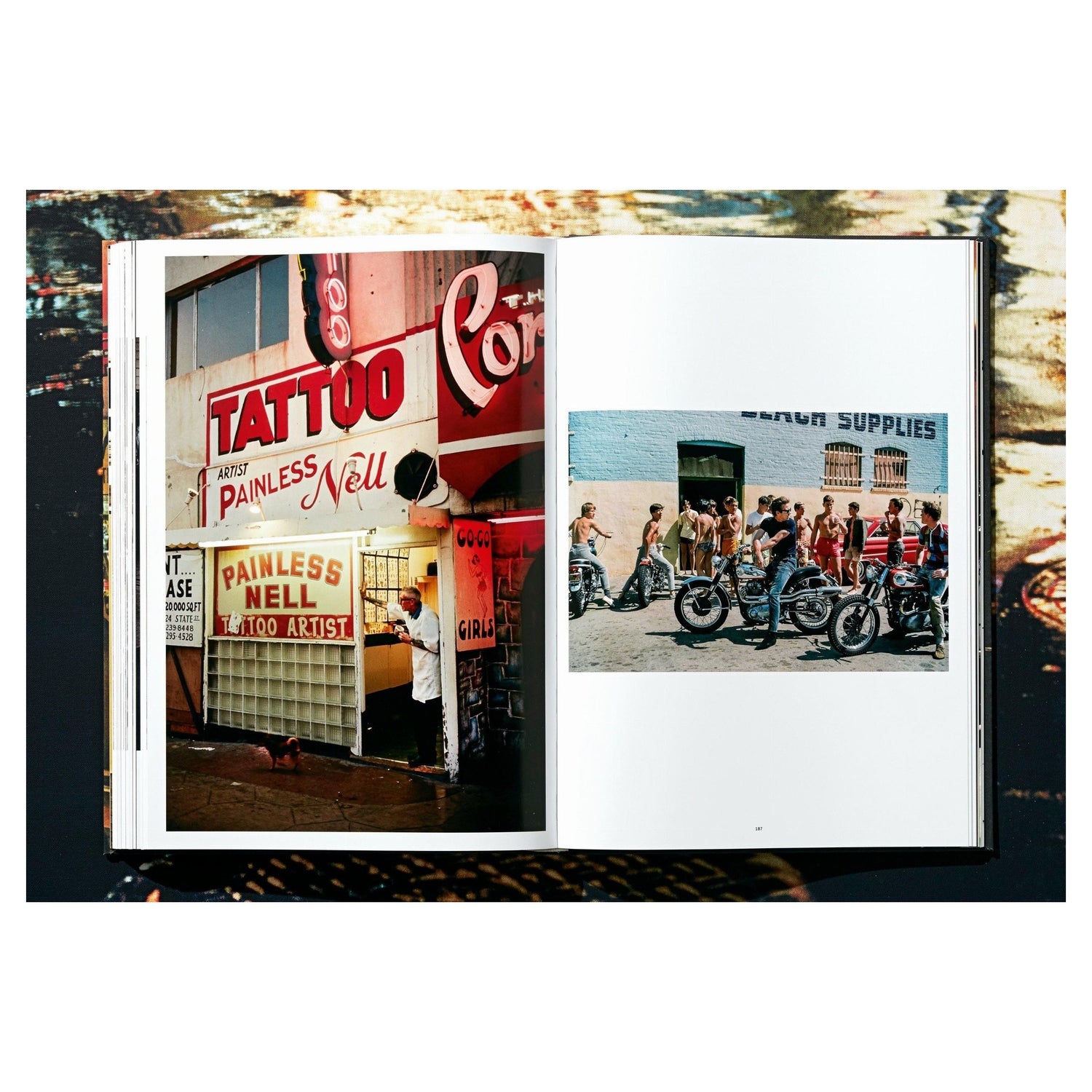 Vintage-Aufnahme eines Straßenkreuzers vor Werbetafeln