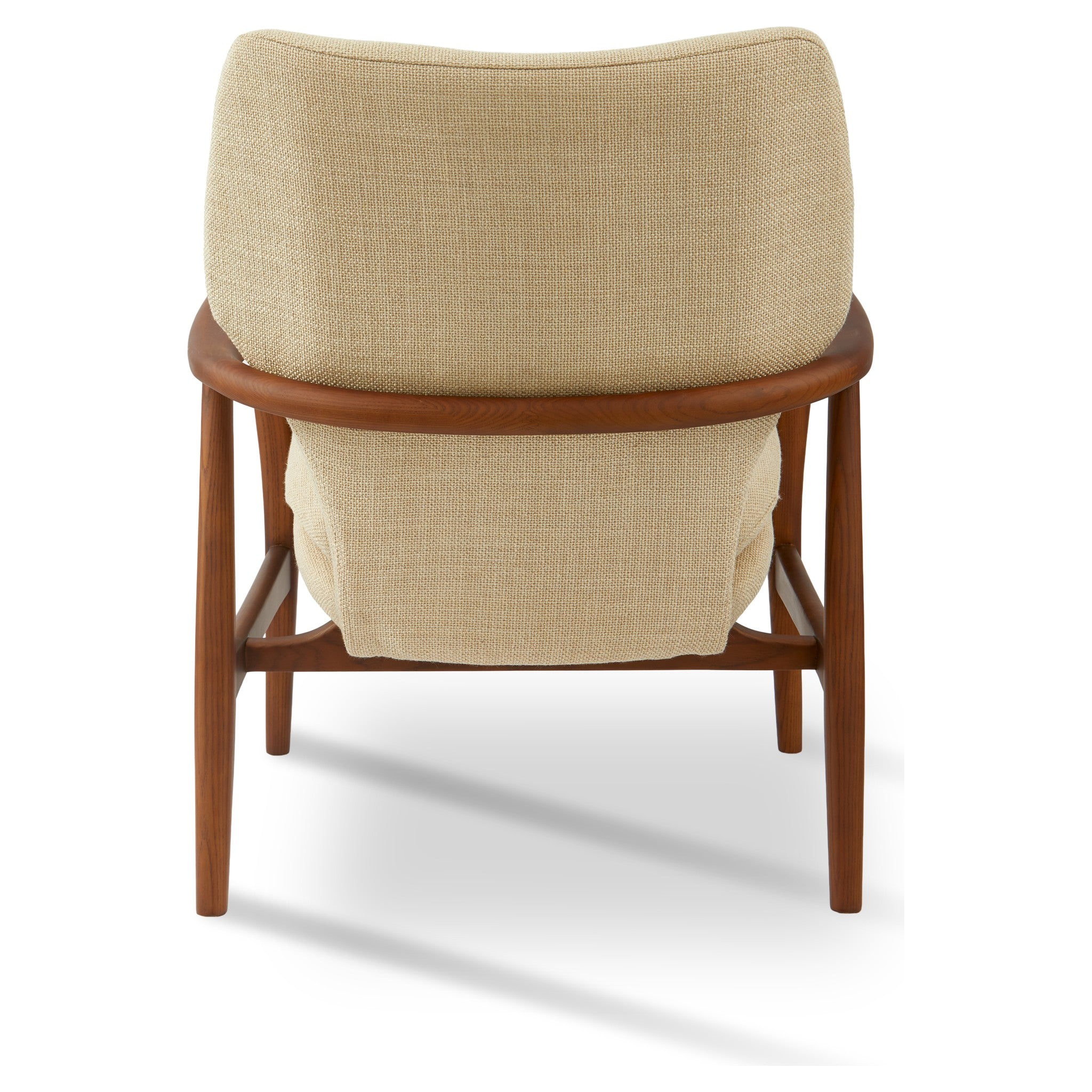 Eleganter Lounge Chair mit Kissen und natürlichem Holzton