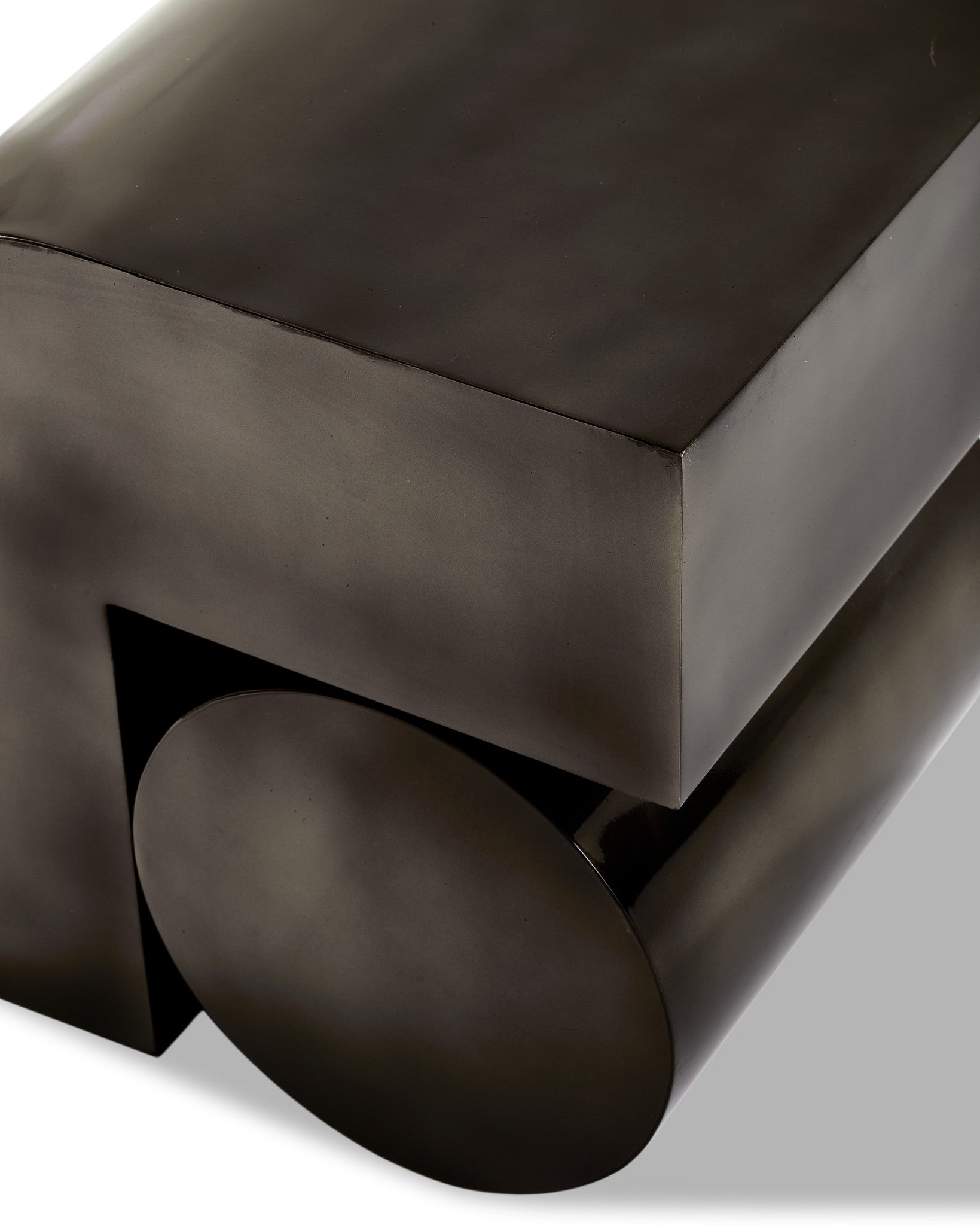 Design-Beistelltisch als skulpturales Statement