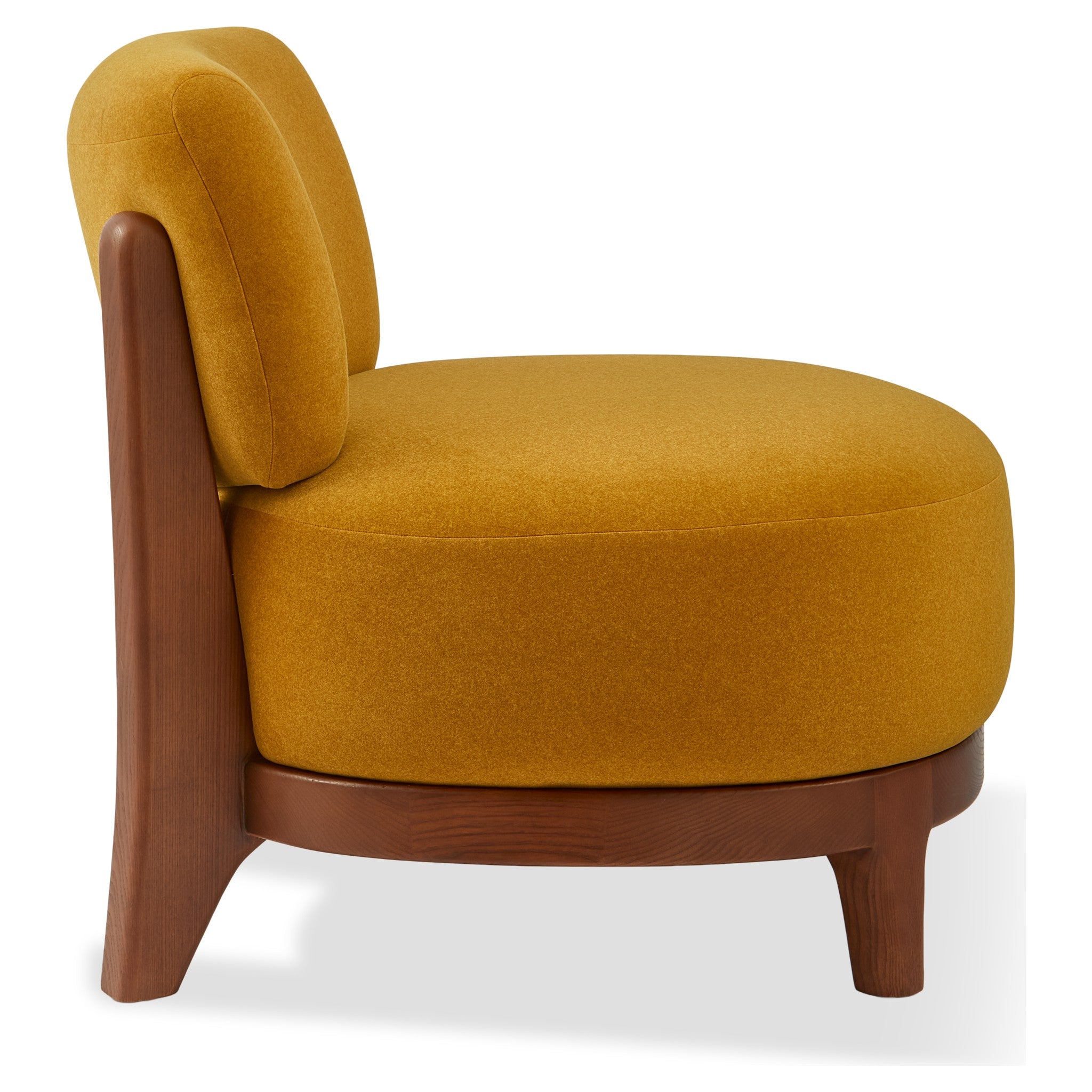 Komfortabler gelber Loungesessel mit breiter Sitzfläche