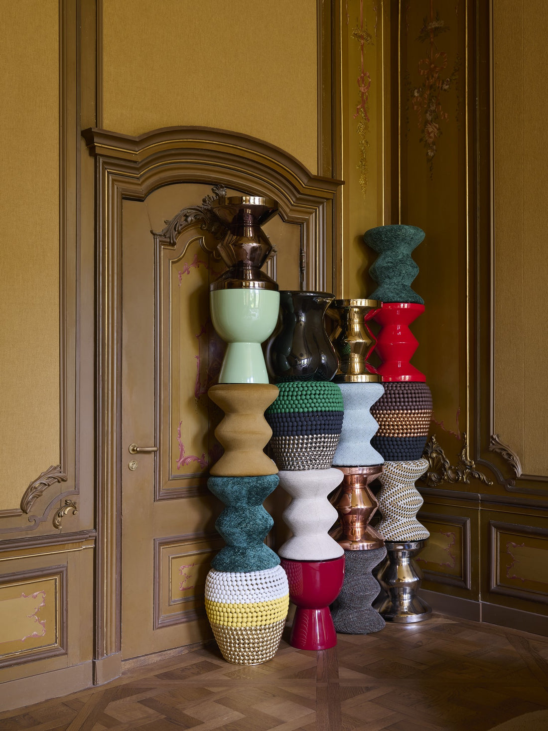 Stoffhocker mit organischer Silhouette und Muster