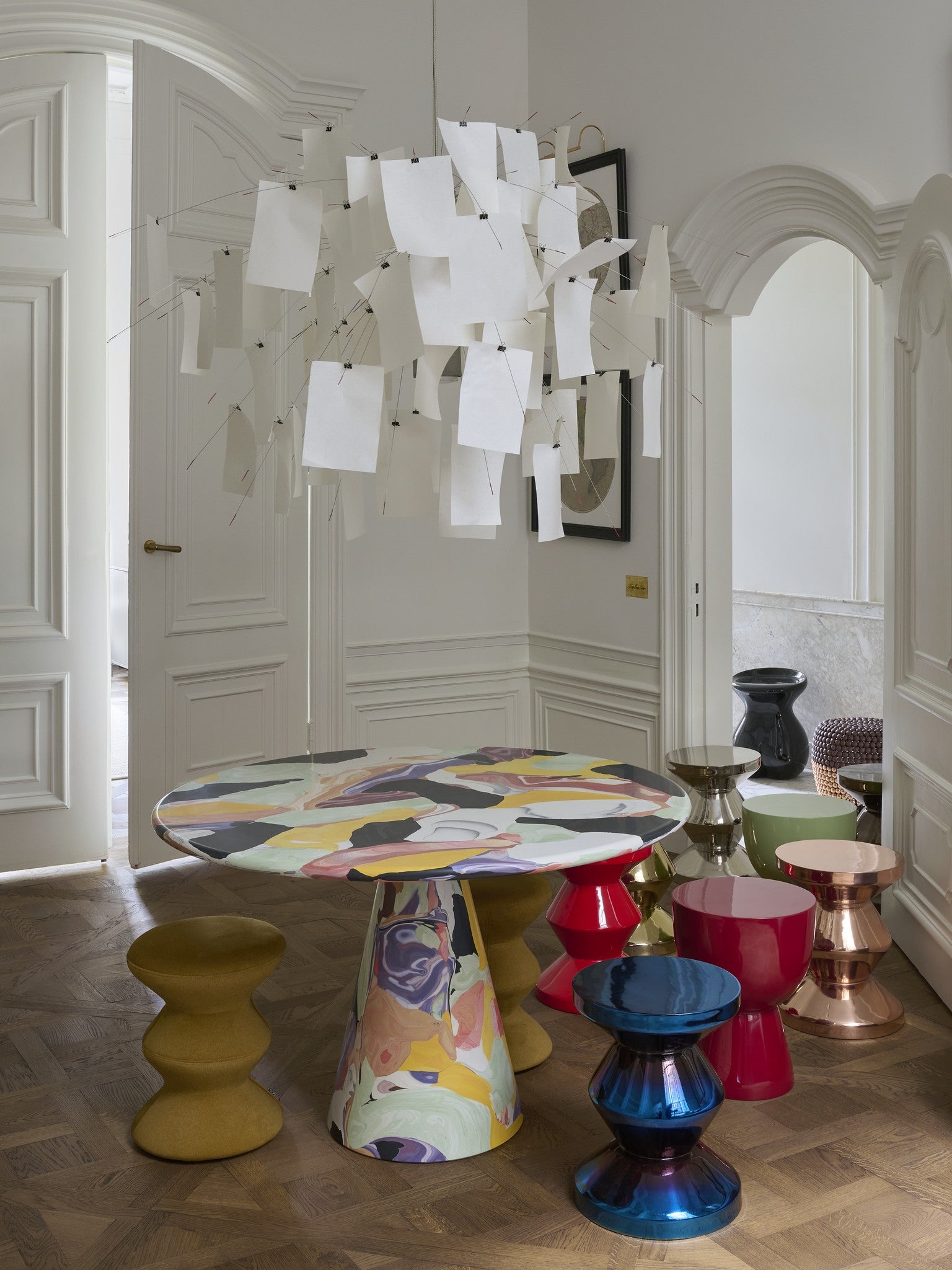 Gelber Polsterhocker mit typischer Zig-Zag-Form