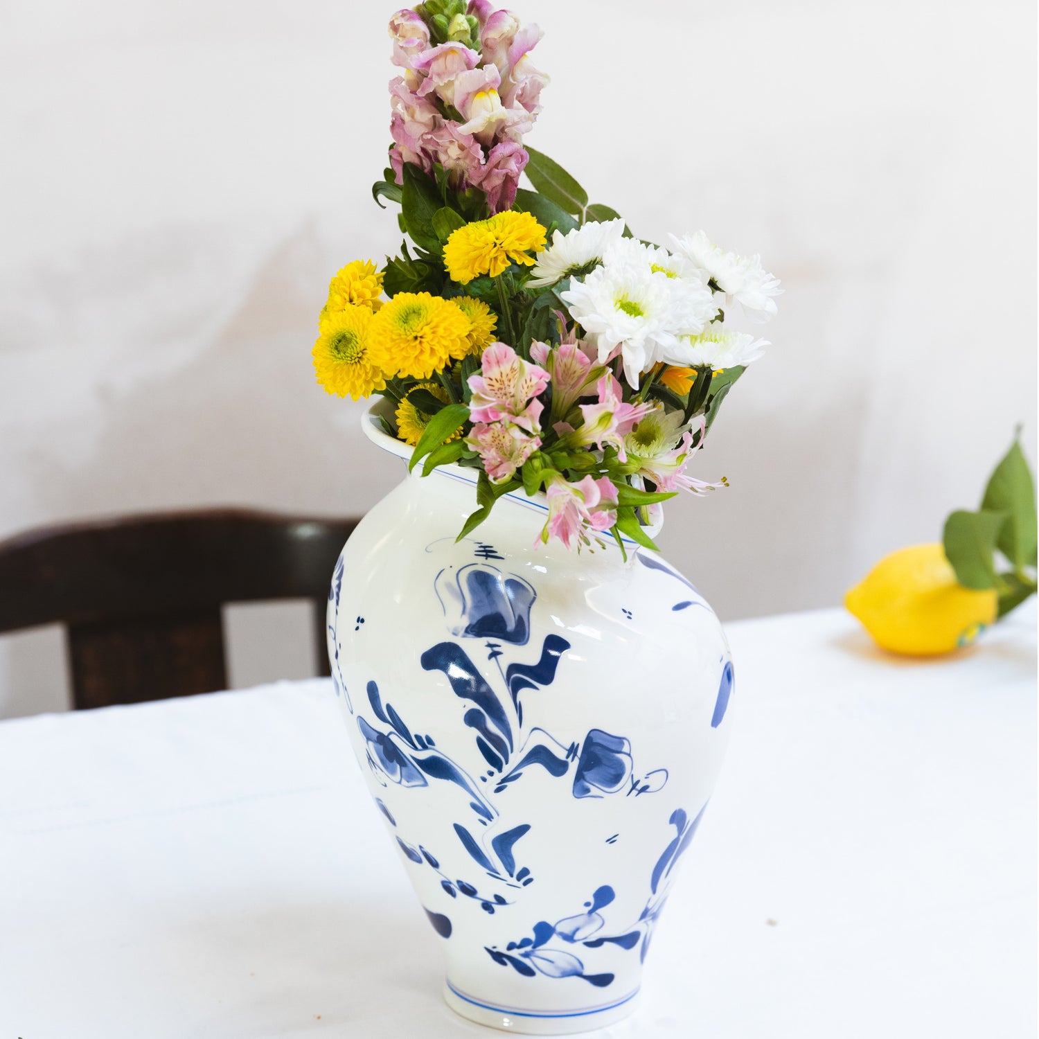 Verzerrte Designer-Vase aus Porzellan mit floralen Blaumotiven
