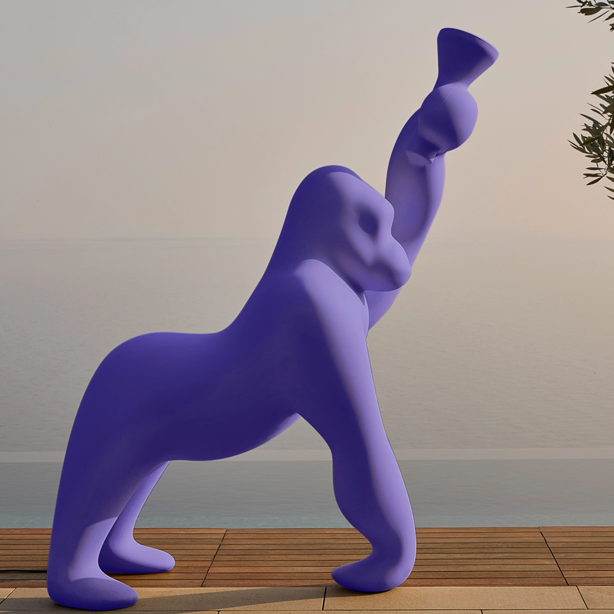 Dekorative Gorilla-Figur von Qeeboo in kräftigem Lila – modernes Designobjekt mit verspieltem Charakter und auffälliger Farbe.