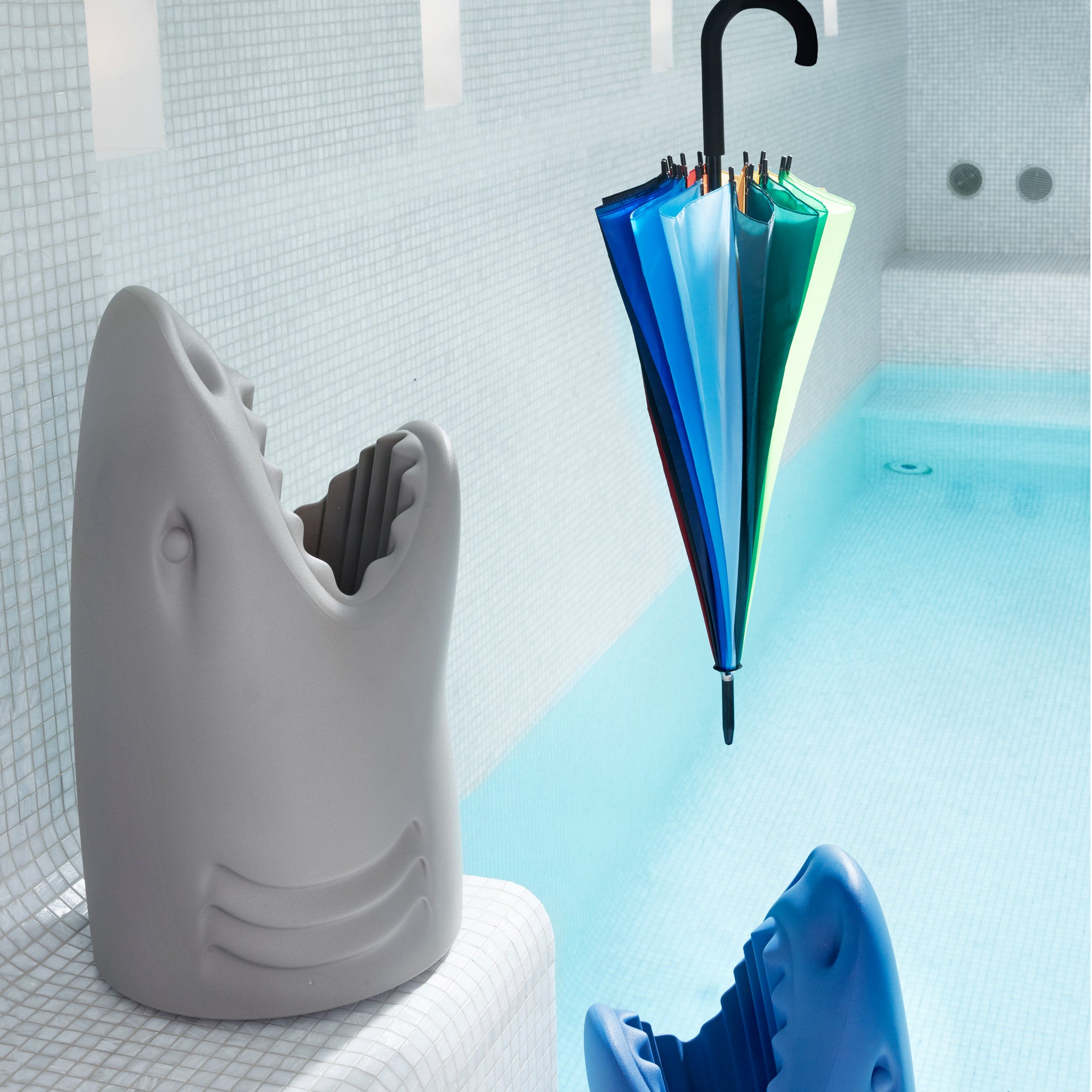 Blauer Designcontainer in Hai-Form von Qeeboo