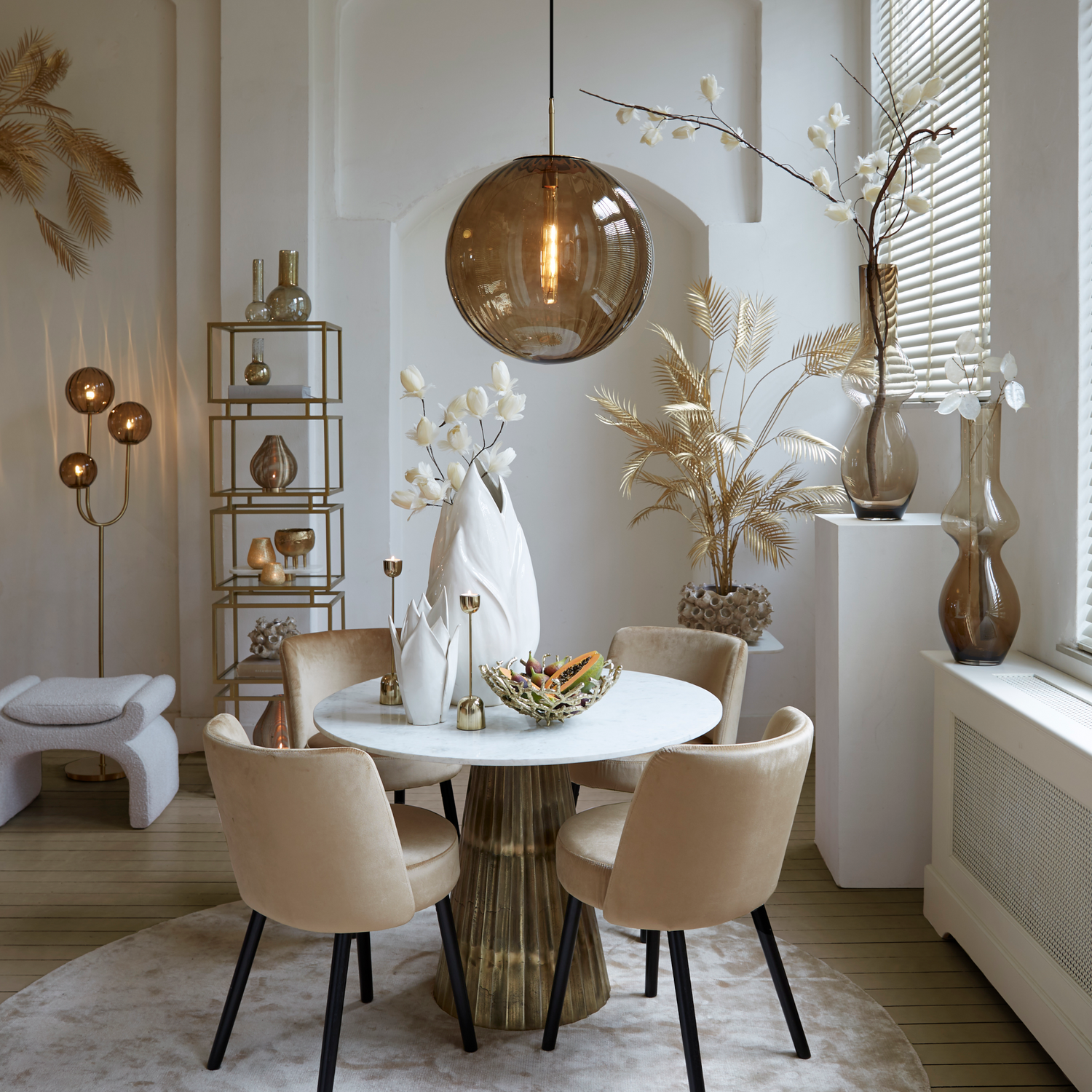 Hochwertiger Schrank mit 5 Ebenen von Light & Living.