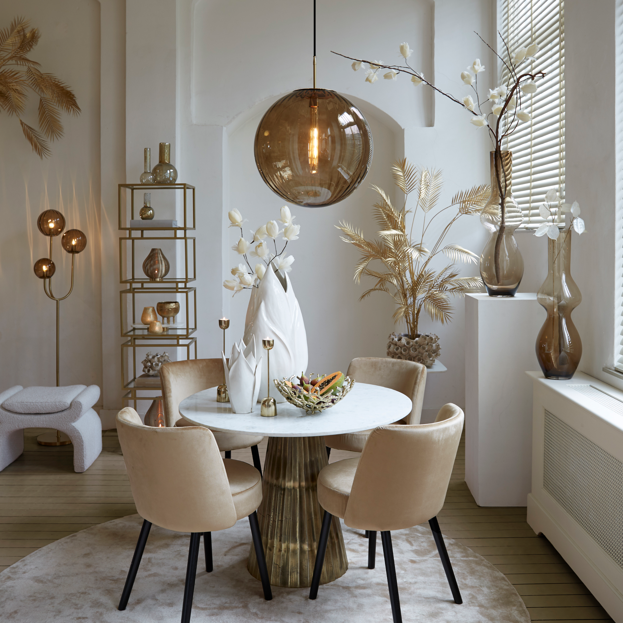 Hochwertiger Schrank mit 5 Ebenen von Light & Living.