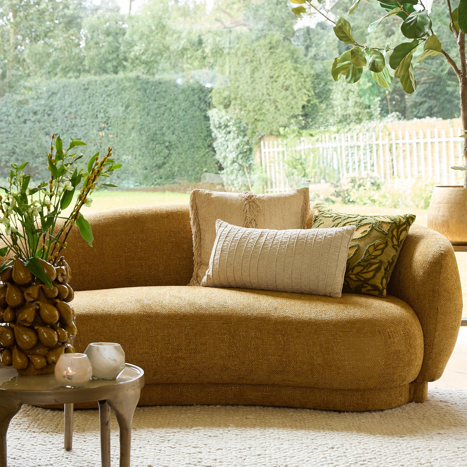 Designsofa UVITA mit niedriger Rückenlehne und Rundpolsterung