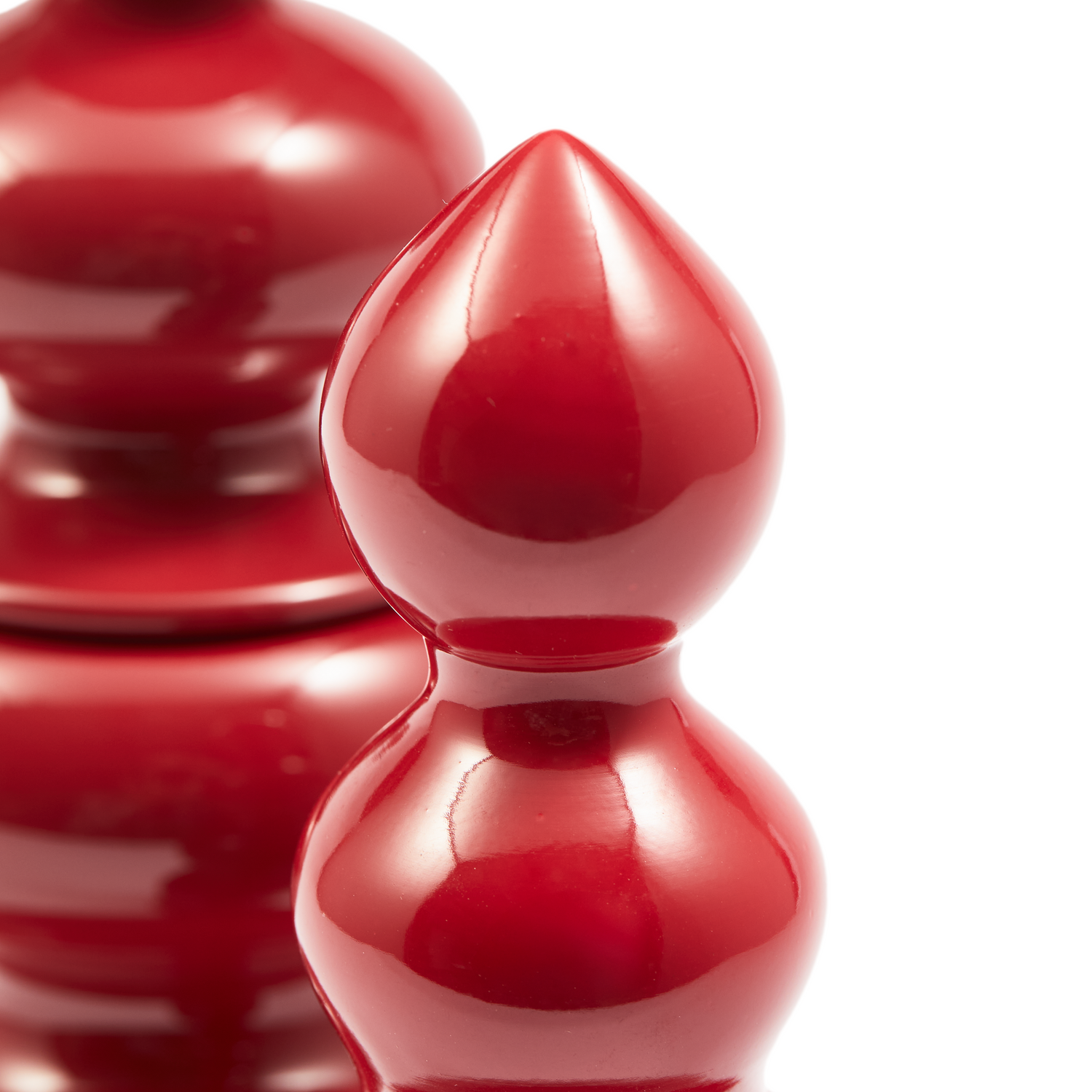 Detailansicht der glänzenden Oberfläche der roten Pfeffermühle.