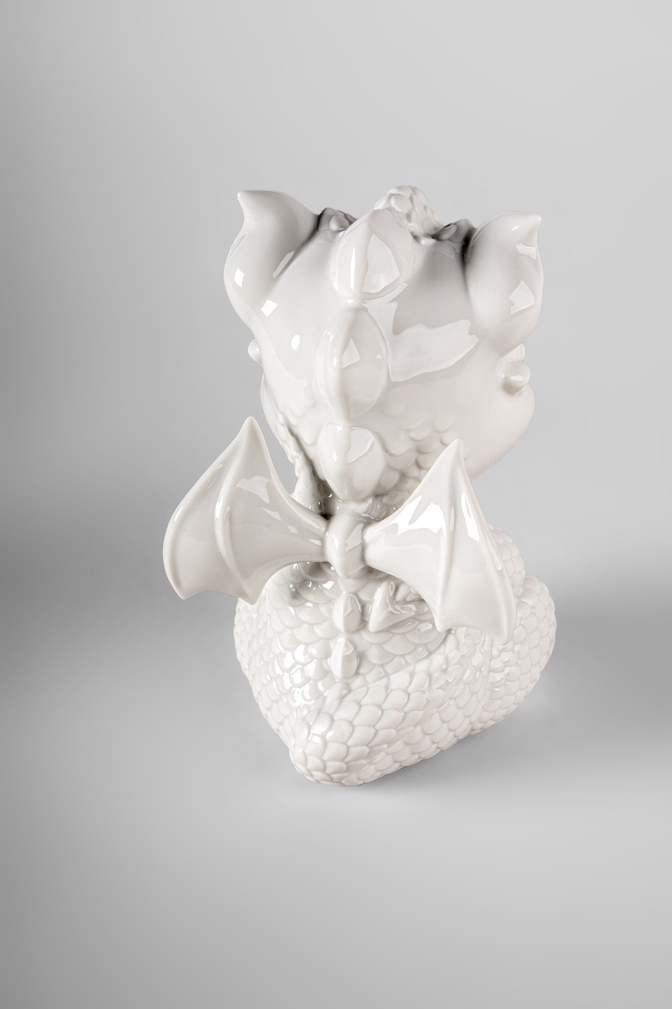 Detailreiche Darstellung des Drachen als Porzellanfigur Baby Dragon