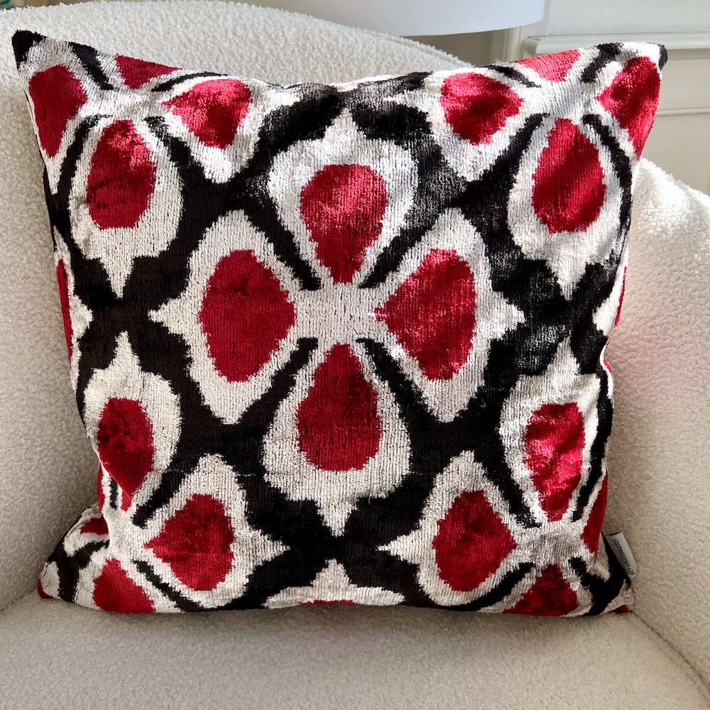 Samtkissen 'IKAT' von Les-Ottomans / schwarz, rot