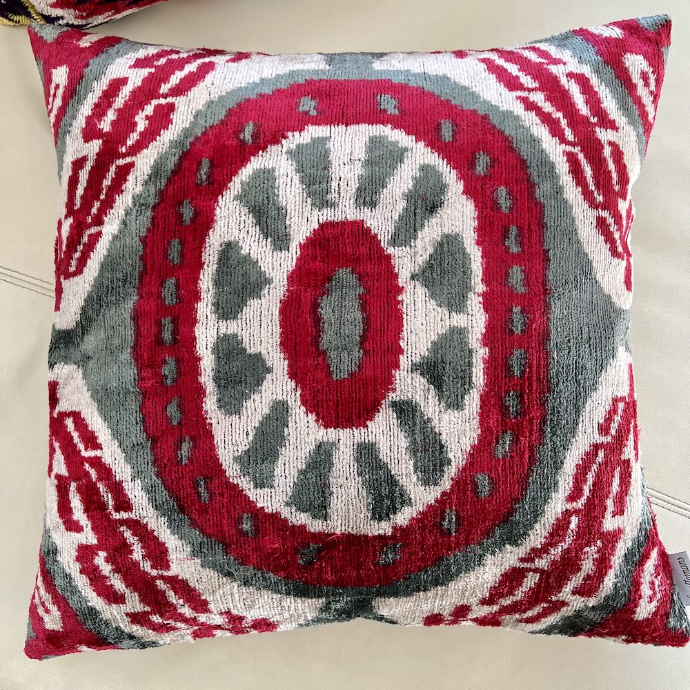 Samtkissen 'IKAT' von Les-Ottomans / rot-grau