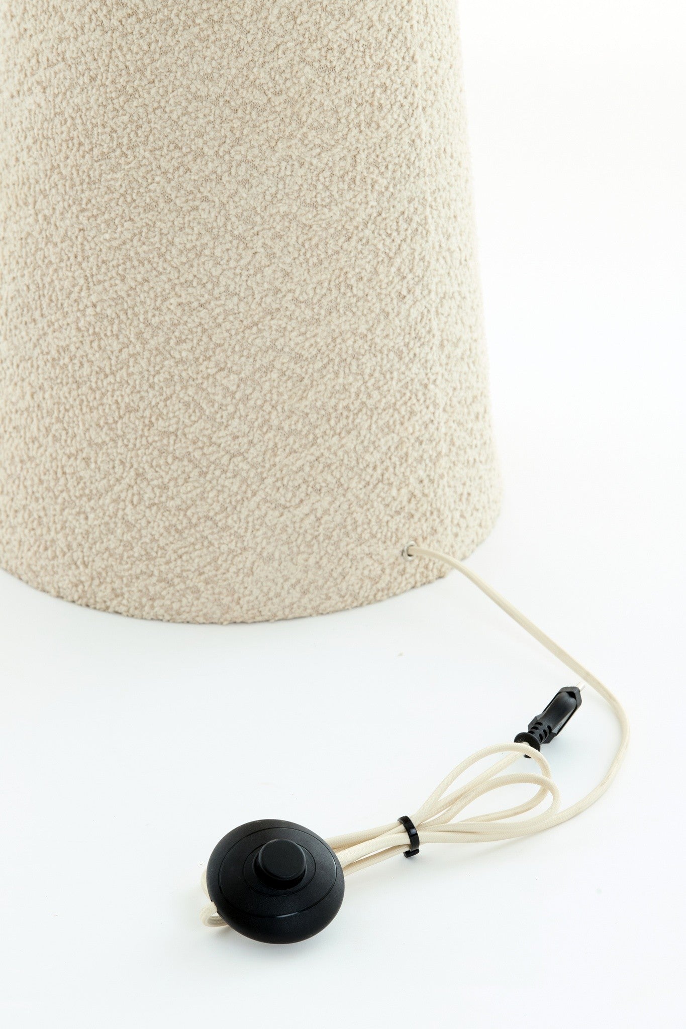 Detailansicht Stehleuchte Ø38x180 cm MICKY sand mit Eisenfuß