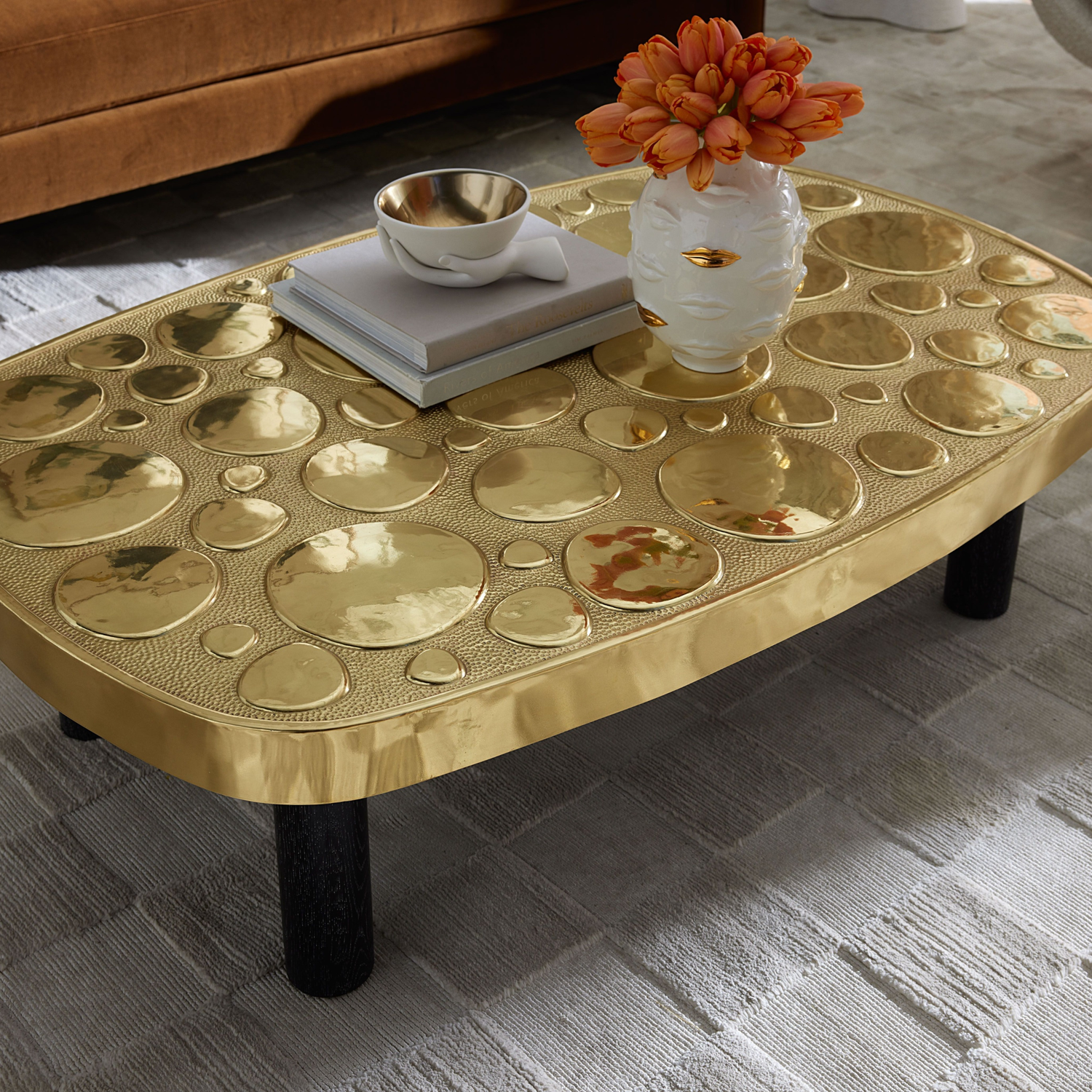Luxuriöse Design-Schale mit glänzendem Gold-Finish.