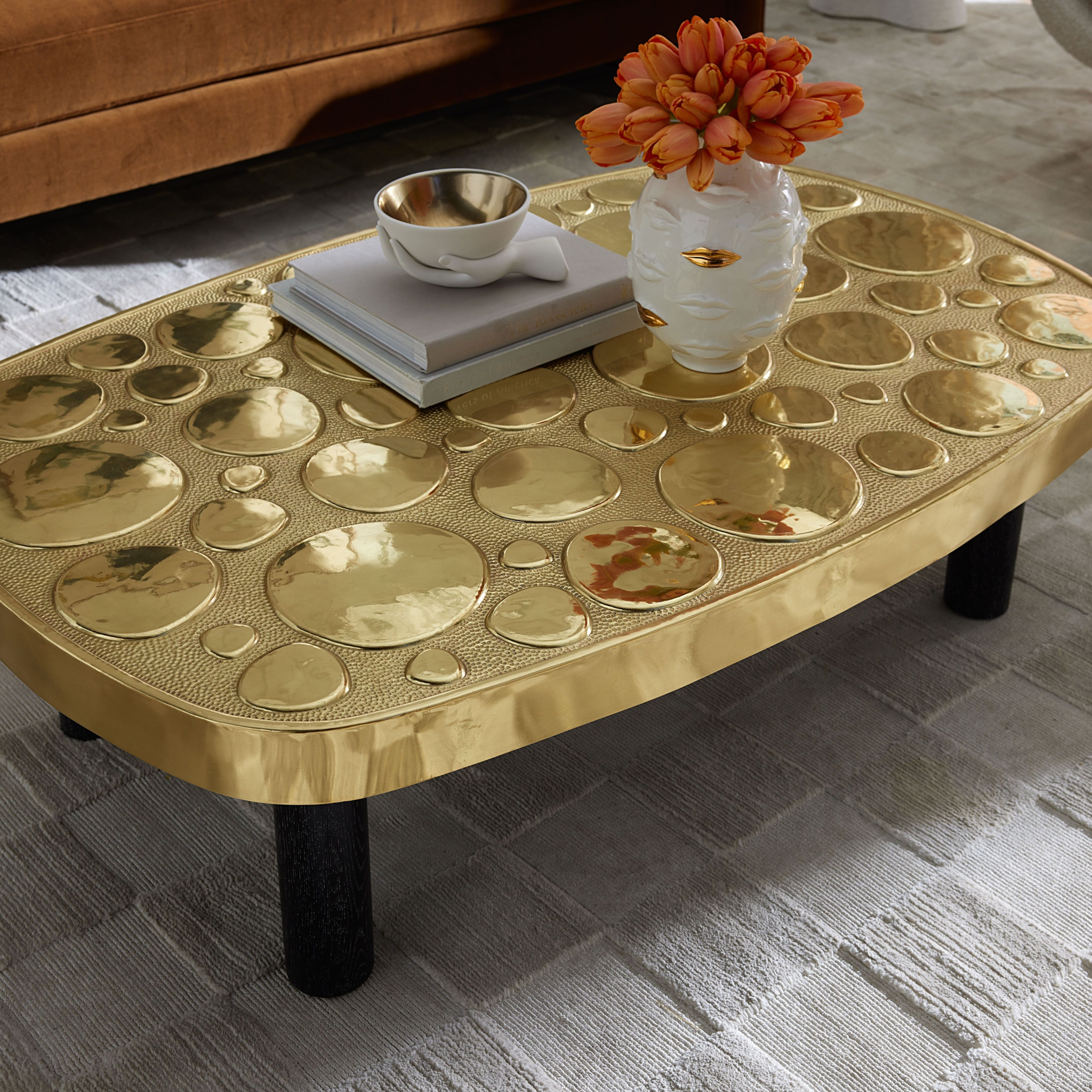 Luxuriöse Design-Schale mit glänzendem Gold-Finish.